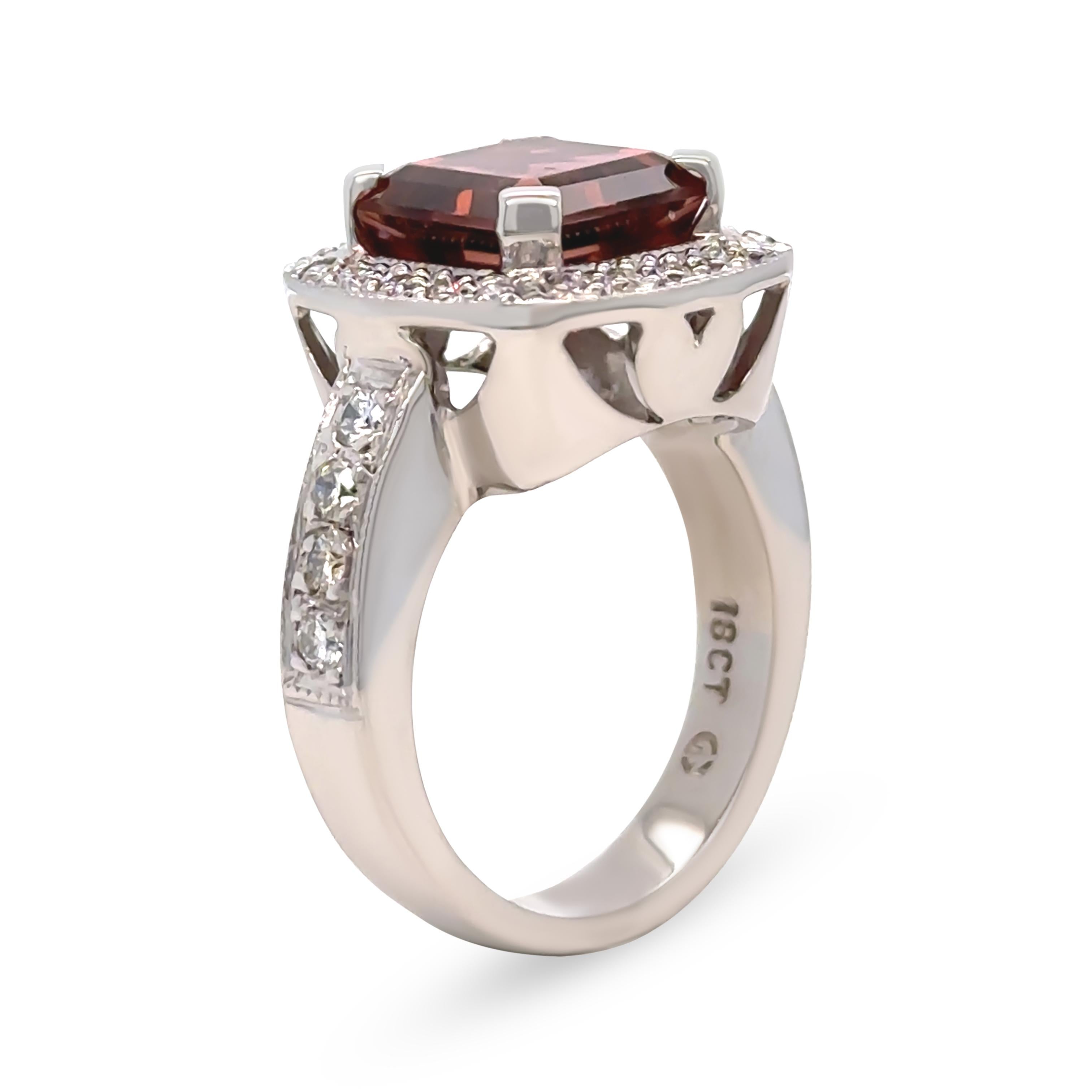 Anillo de Oro Blanco 18ct Turmalina Rosa Oscura y Racimo de Diamantes 5,50ct 14,2g en venta 2