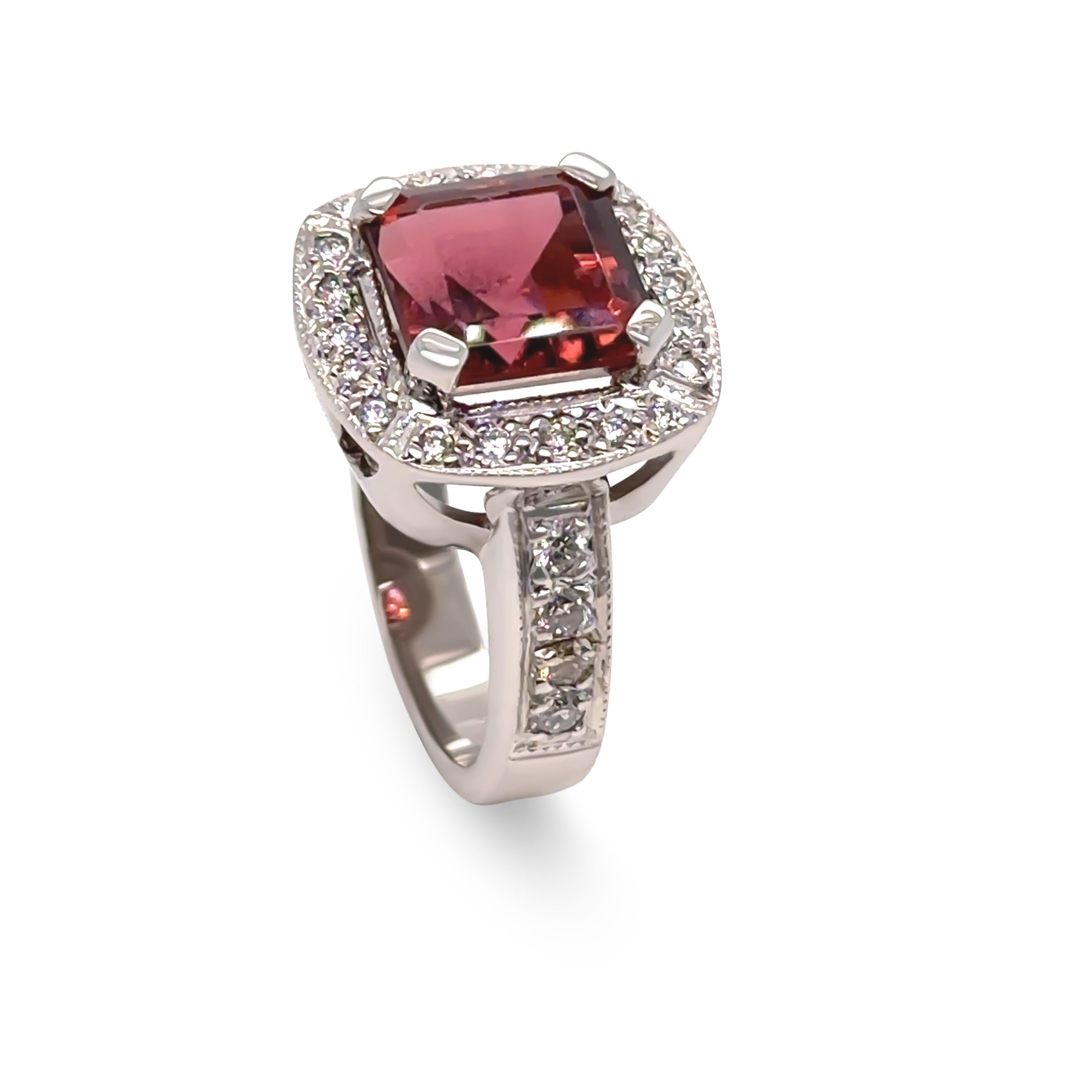 Anillo de Oro Blanco 18ct Turmalina Rosa Oscura y Racimo de Diamantes 5,50ct 14,2g en venta 3
