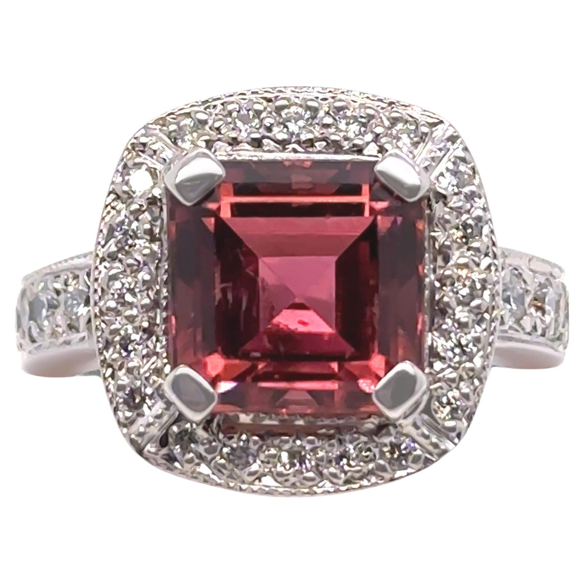 Anillo de Oro Blanco 18ct Turmalina Rosa Oscura y Racimo de Diamantes 5,50ct 14,2g en venta