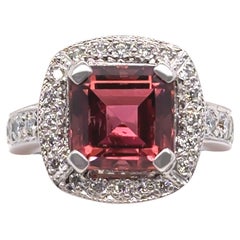 Anillo de Oro Blanco 18ct Turmalina Rosa Oscura y Racimo de Diamantes 5,50ct 14,2g