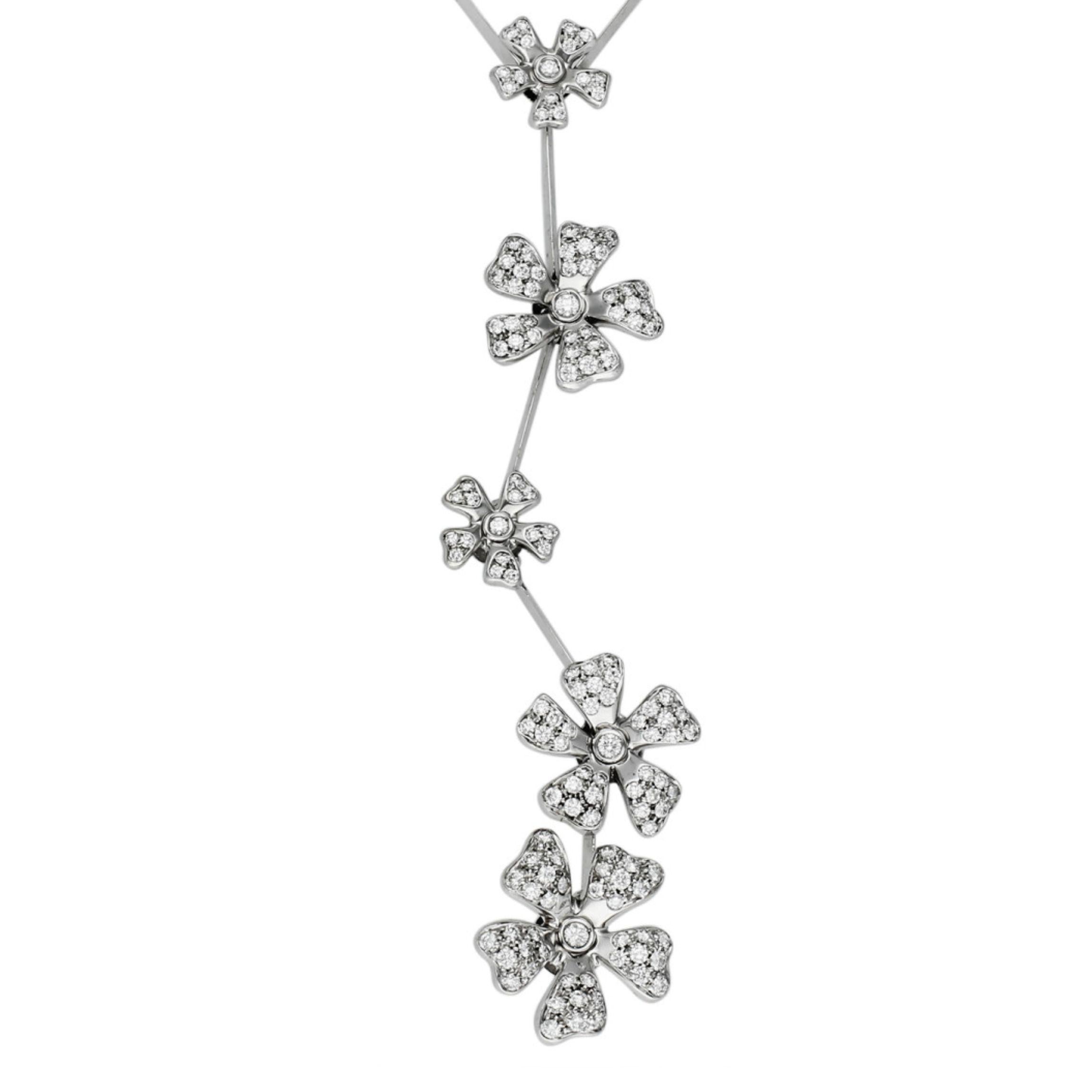 Diese Pre-Loved De Beers Wild Flower Necklace ist ein exquisites Stück mit einer bezaubernden Anziehungskraft. Eine Symphonie aus Luxus und Natur mit einer Kaskade sorgfältig gearbeiteter, mit Diamanten besetzter Blumen, die zart an einer