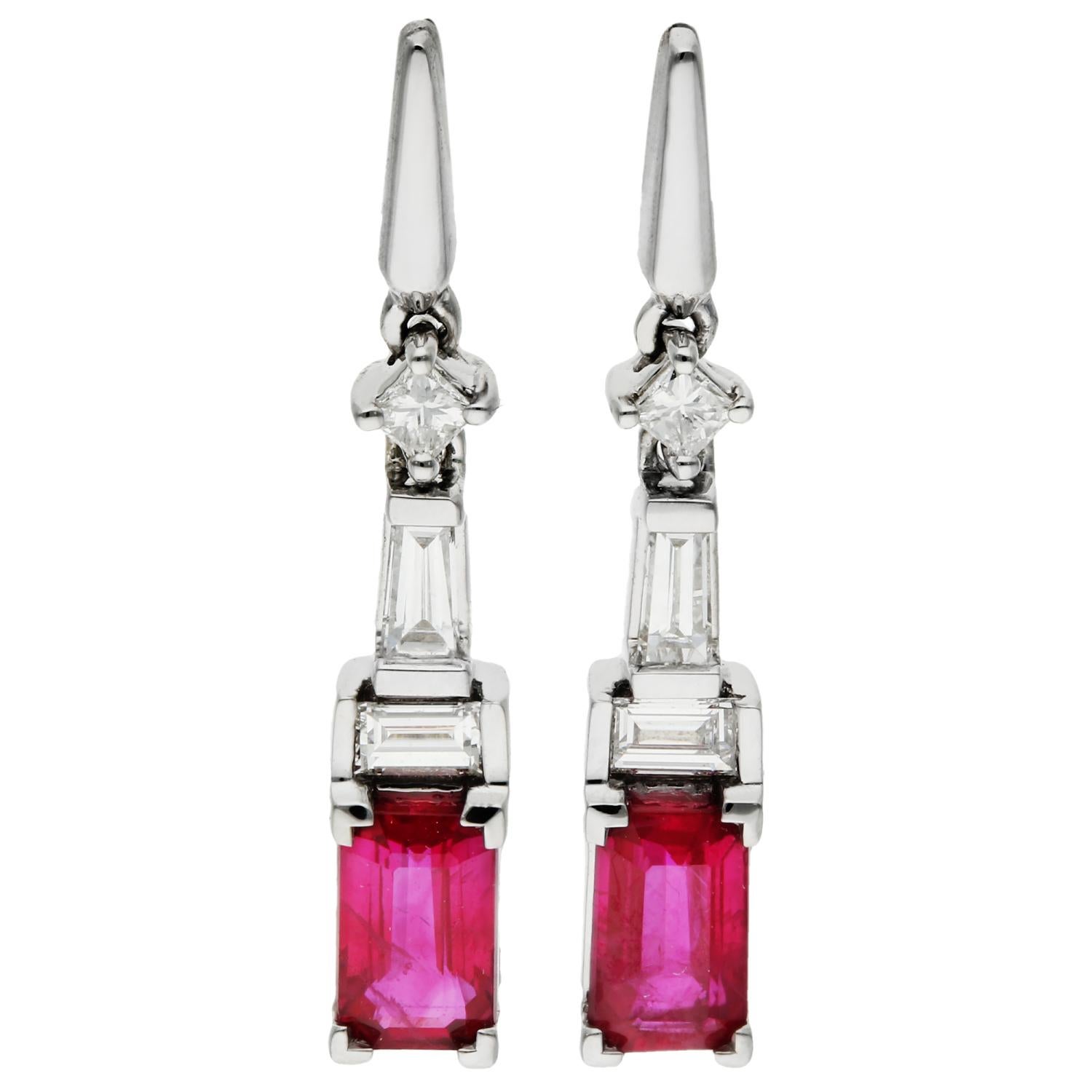 
Boucles d'oreilles en or blanc 18ct diamant et 0,80ct rubis

Rehaussez votre jeu d'accessoires avec nos étonnantes boucles d'oreilles en or blanc 18ct, ornées de diamants et de rubis, une fusion d'élégance classique et de sophistication moderne.