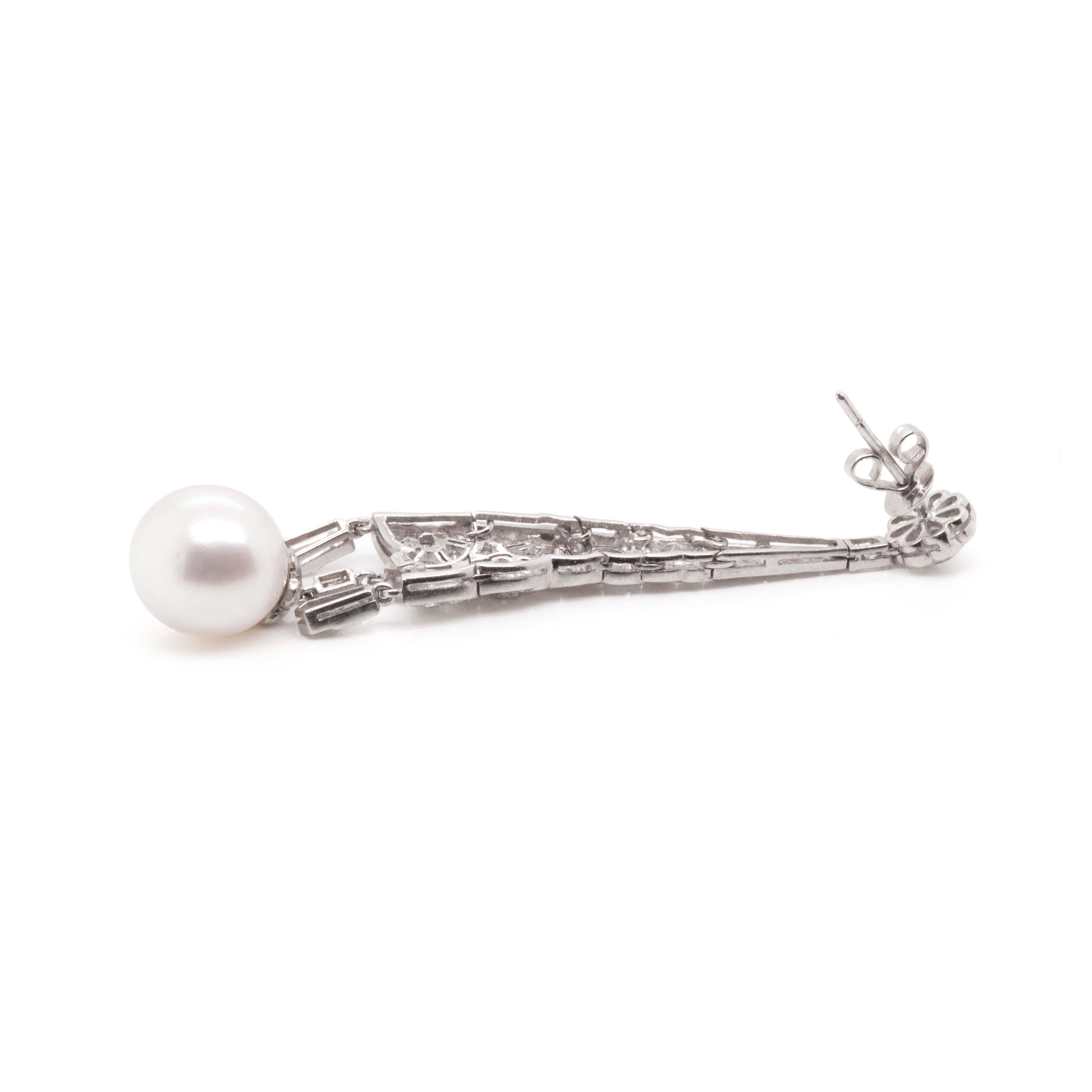 Ces magnifiques boucles d'oreilles pendantes en or blanc 18ct, diamants et perles sont la pièce d'apparat parfaite pour toute occasion spéciale.

D'une hauteur incroyable de 7 cm, ces magnifiques boucles d'oreilles sont serties d'environ trois