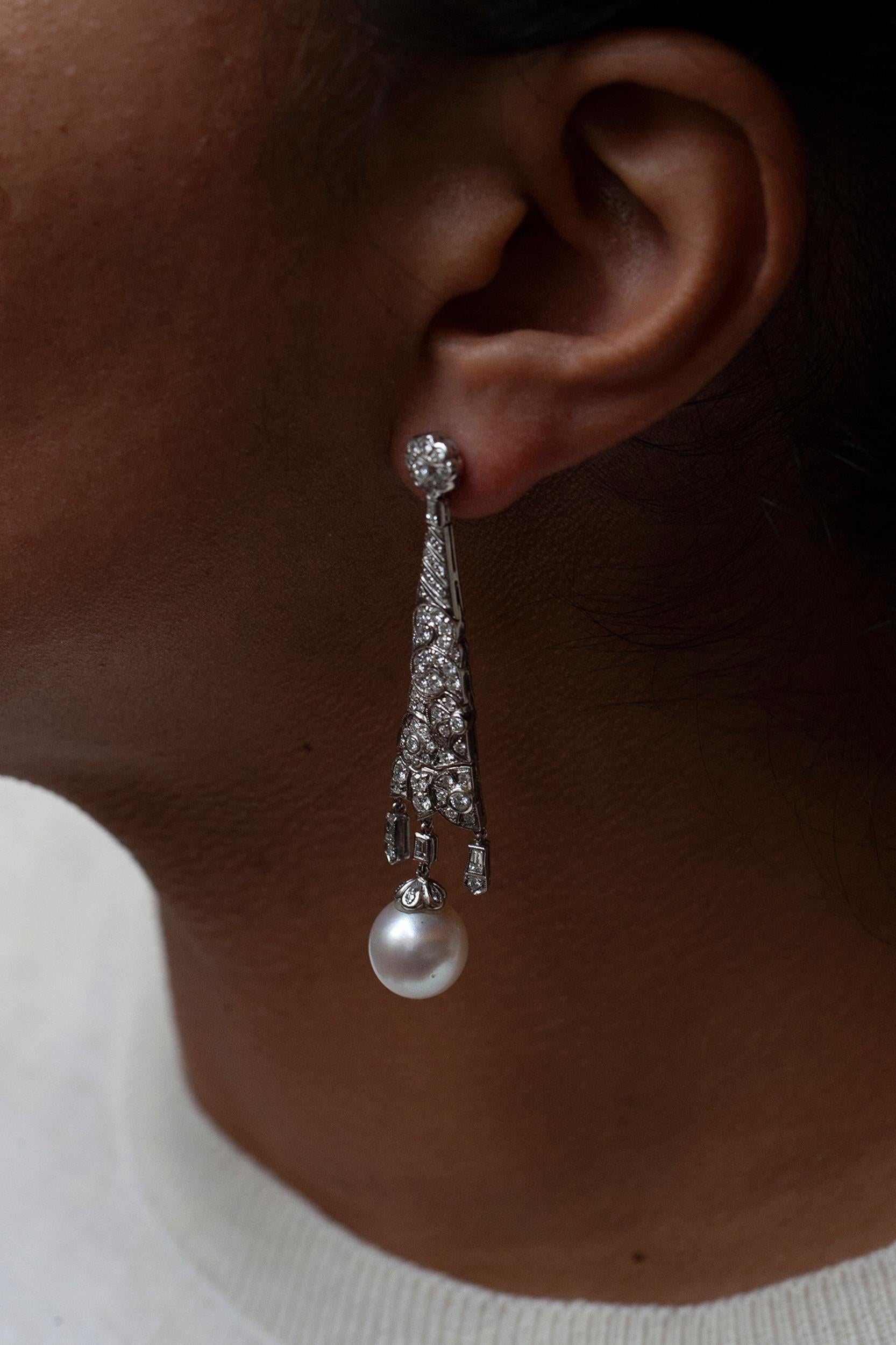 Moderne Boucles d'oreilles pendantes en or blanc 18ct, diamants et perles en vente