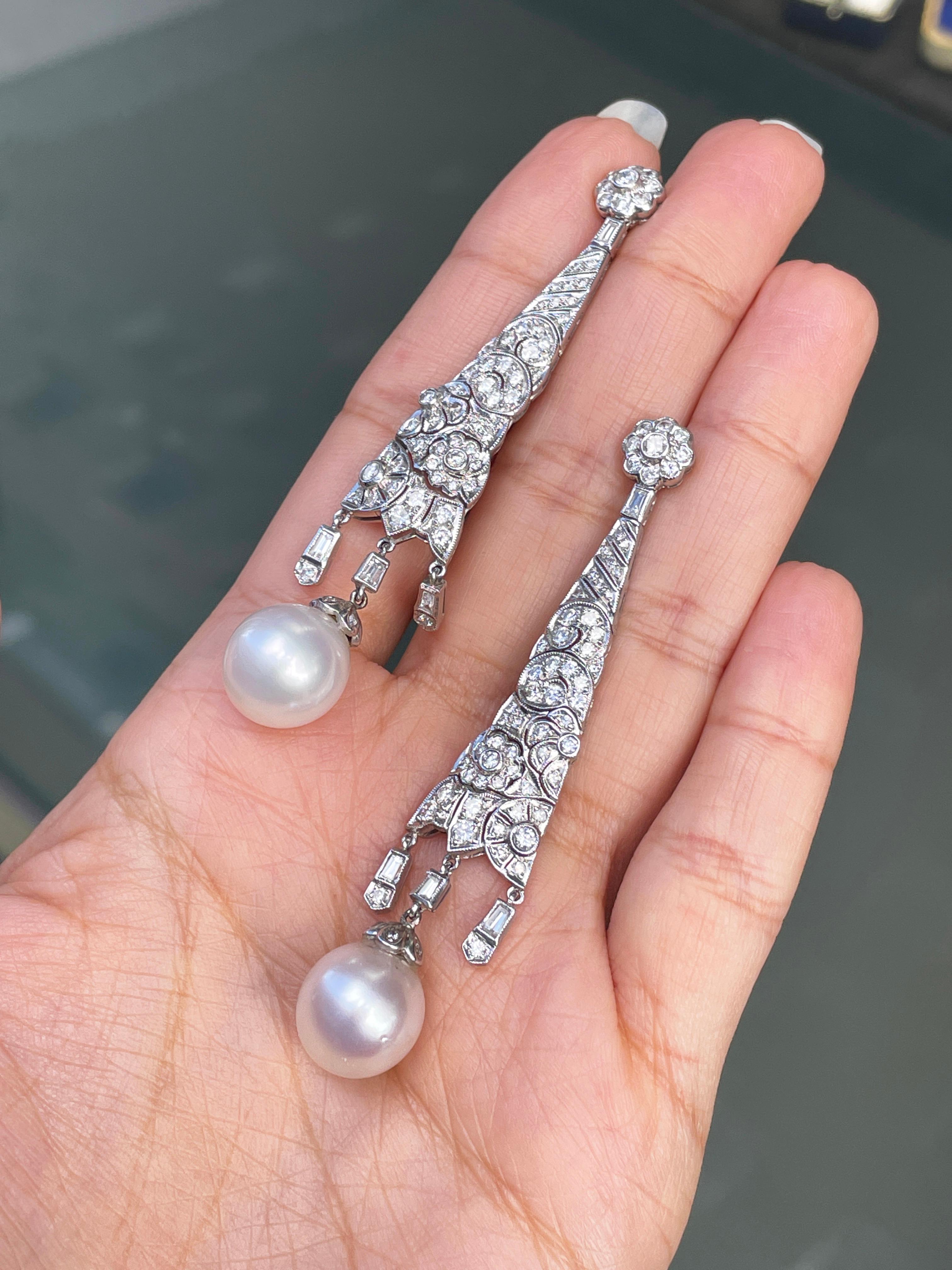 Taille ronde Boucles d'oreilles pendantes en or blanc 18ct, diamants et perles en vente