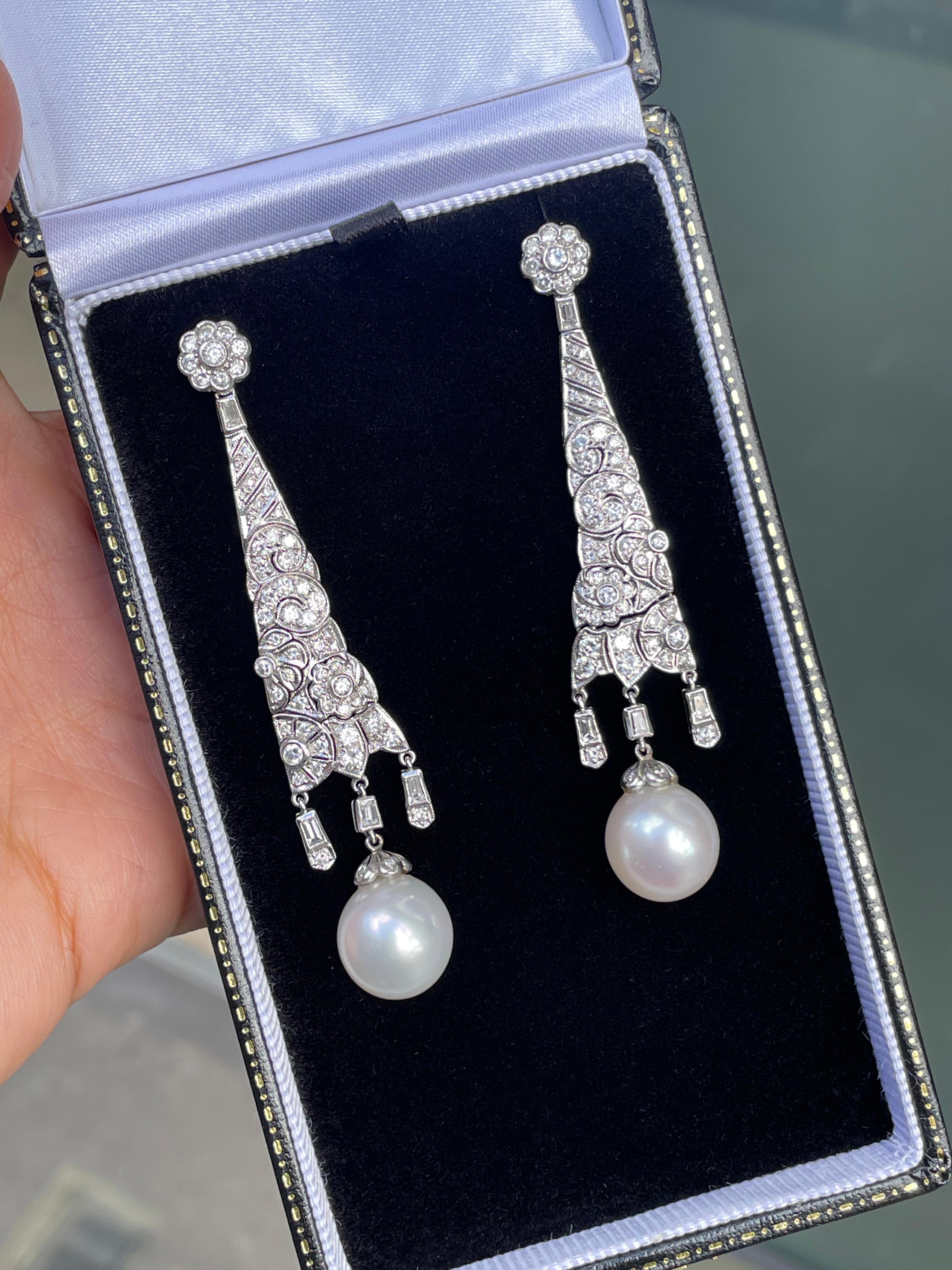 Boucles d'oreilles pendantes en or blanc 18ct, diamants et perles Excellent état - En vente à London, GB
