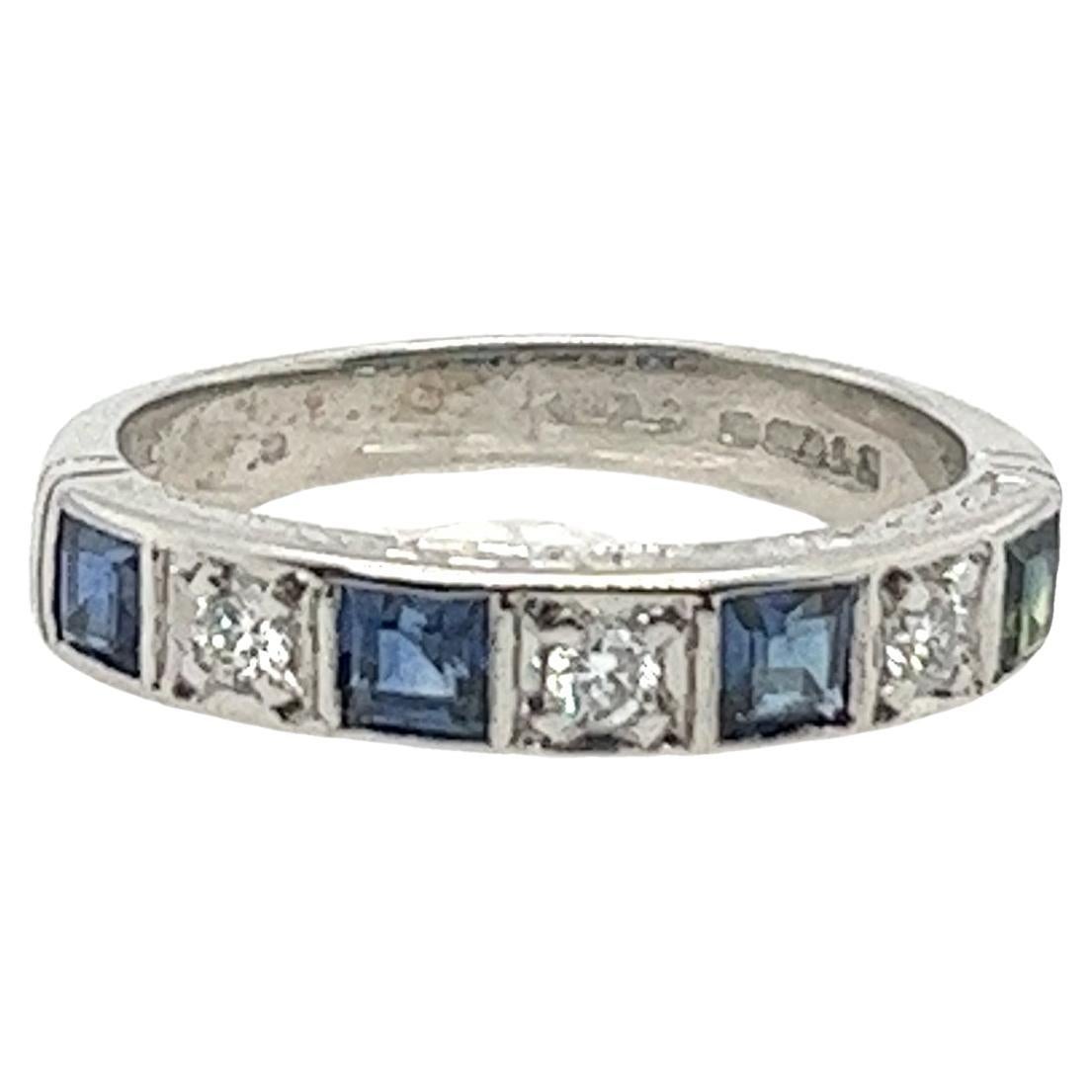Bracelet demi-éternité en or blanc 18ct serti de diamants et de saphirs.