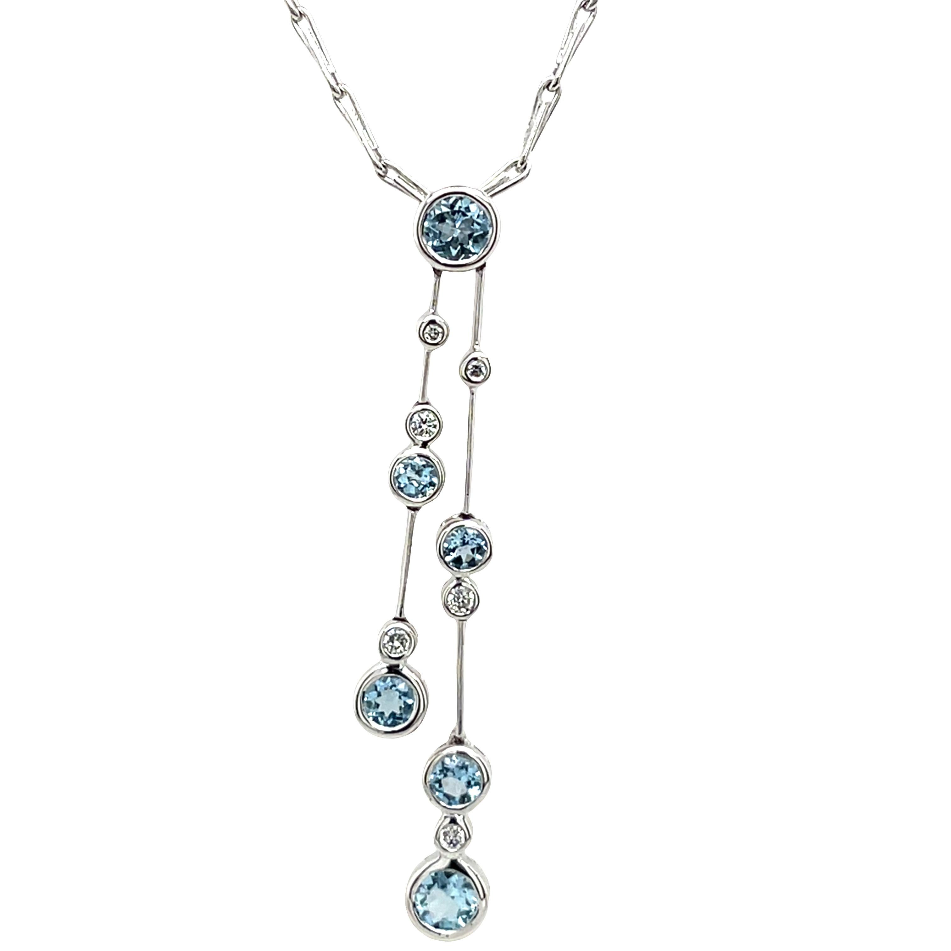 Un'elegante collana realizzata in oro bianco 18 ct. con una splendida gemma di acquamarina dal design a goccia, impreziosita da scintillanti diamanti naturali per un look raffinato e senza tempo.

Lunghezza della catena: 16