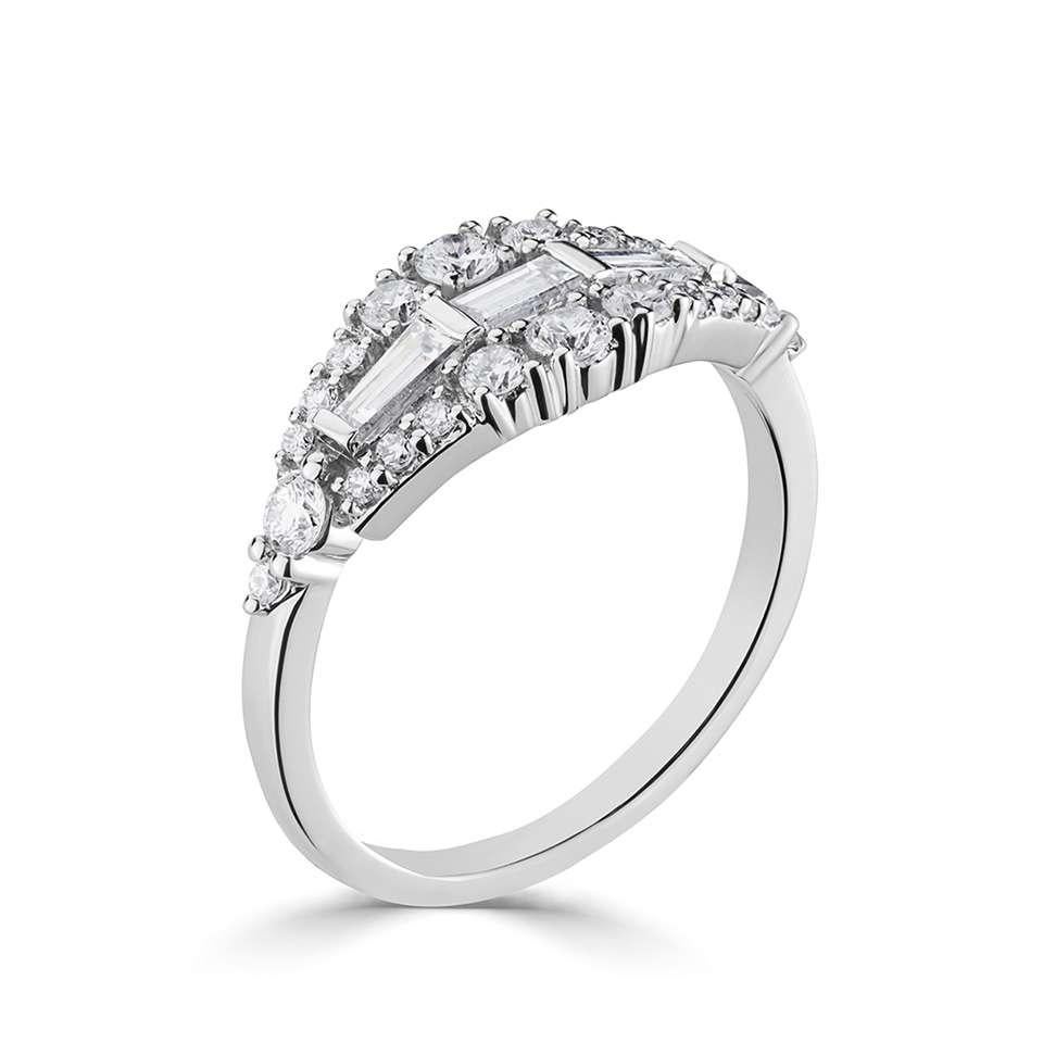 18ct White Gold 0.92ct Diamond Cocktail Ring

Elevate your jewellery collection with this exquisite 18ct White Gold Diamond Ring, a symbol of elegance and sophistication. This stunning piece features a harmonious combination of graduated round