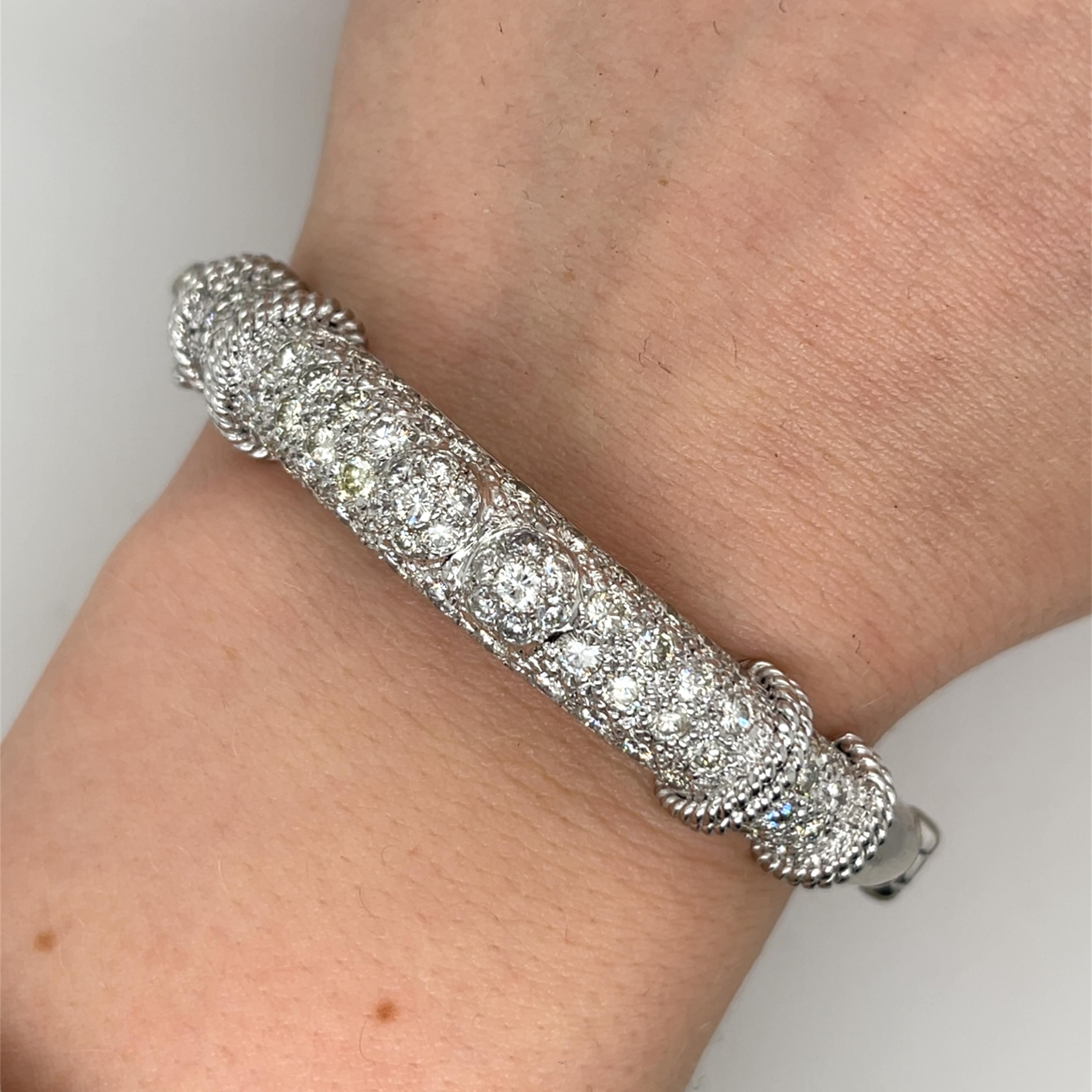 Un elegante braccialetto in oro bianco 18ct, splendidamente incastonato con 3,50ct di diamanti rotondi naturali. Questo design senza tempo mette in mostra brillantezza e raffinatezza, rendendolo un pezzo perfetto per ogni occasione.


Peso totale: