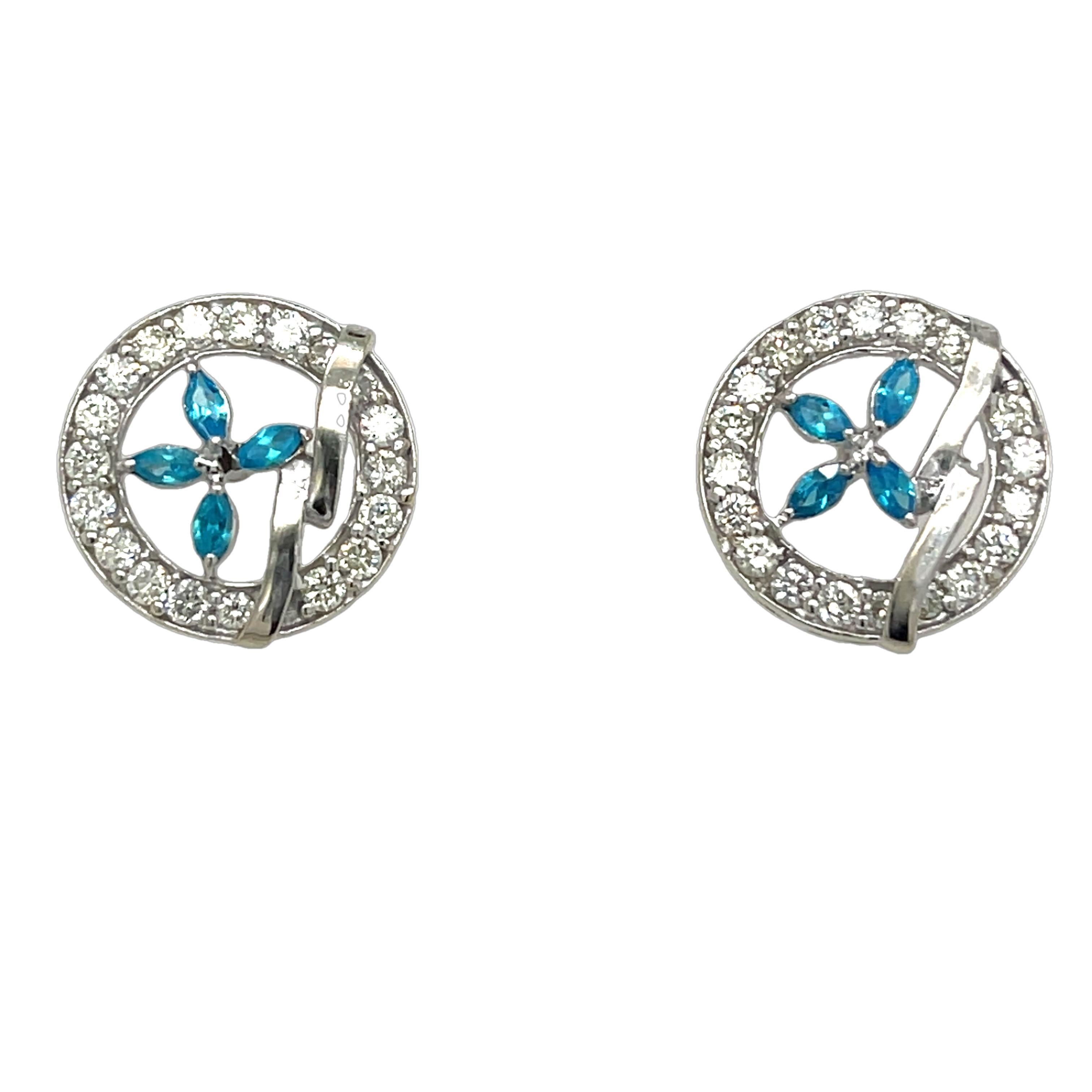 Uno splendido paio di orecchini a cerchio in oro bianco 18ct, con gemme naturali di topazio blu a forma di marquise splendidamente disposte in un classico design a raggiera e impreziosite da diamanti brillanti. L'elegante forma circolare simboleggia