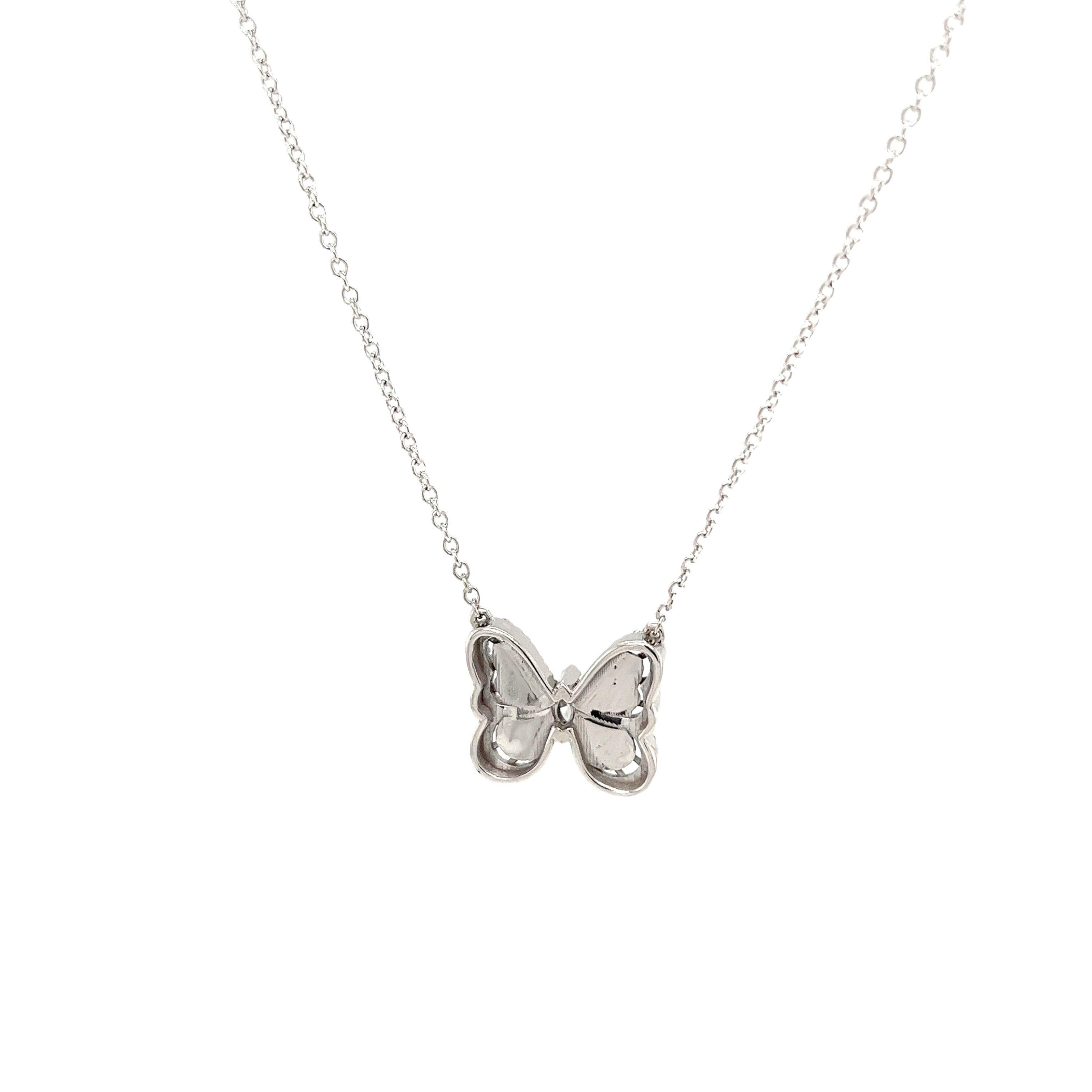 Questo splendido pendente a farfalla con diamante è incastonato con 1 diamante a forma di marquise e 26 diamanti rotondi per un peso totale di 0,78 carati in oro bianco 18ct. 
Il ciondolo è appeso a una catena d'oro bianco 18. 
che misura 18