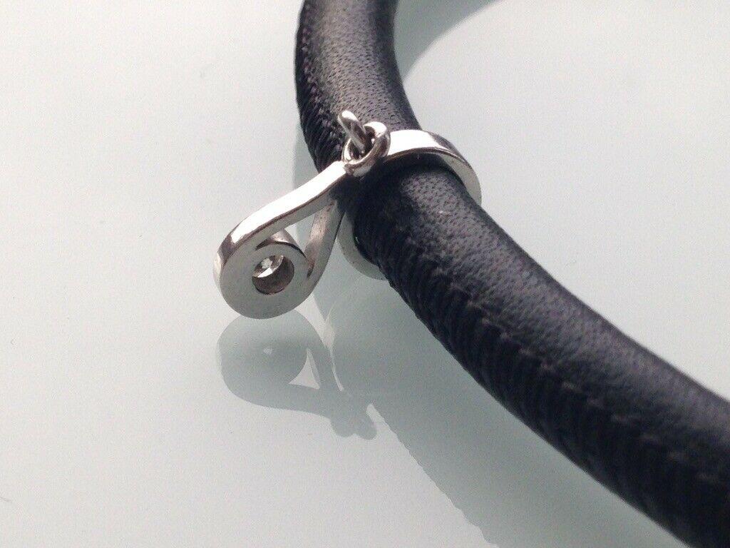 Charm con diamante in oro bianco 18ct su girocollo in pelle In condizioni buone in vendita a London, GB