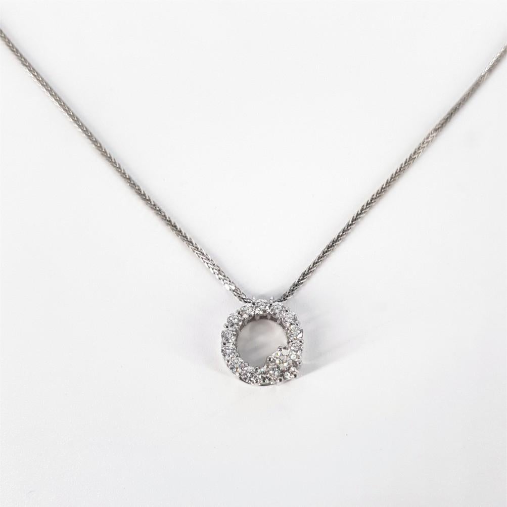 Ce magnifique collier à maillons en blé mesure 45 cm de long et pèse 5,7 grammes. Ce collier est serti en or blanc 18 carats et est orné d'un diamant rond de taille brillante (JK vs-si)  pesant 0.3ct, et 12 Diamants ronds taille brillant (HI vs-si)