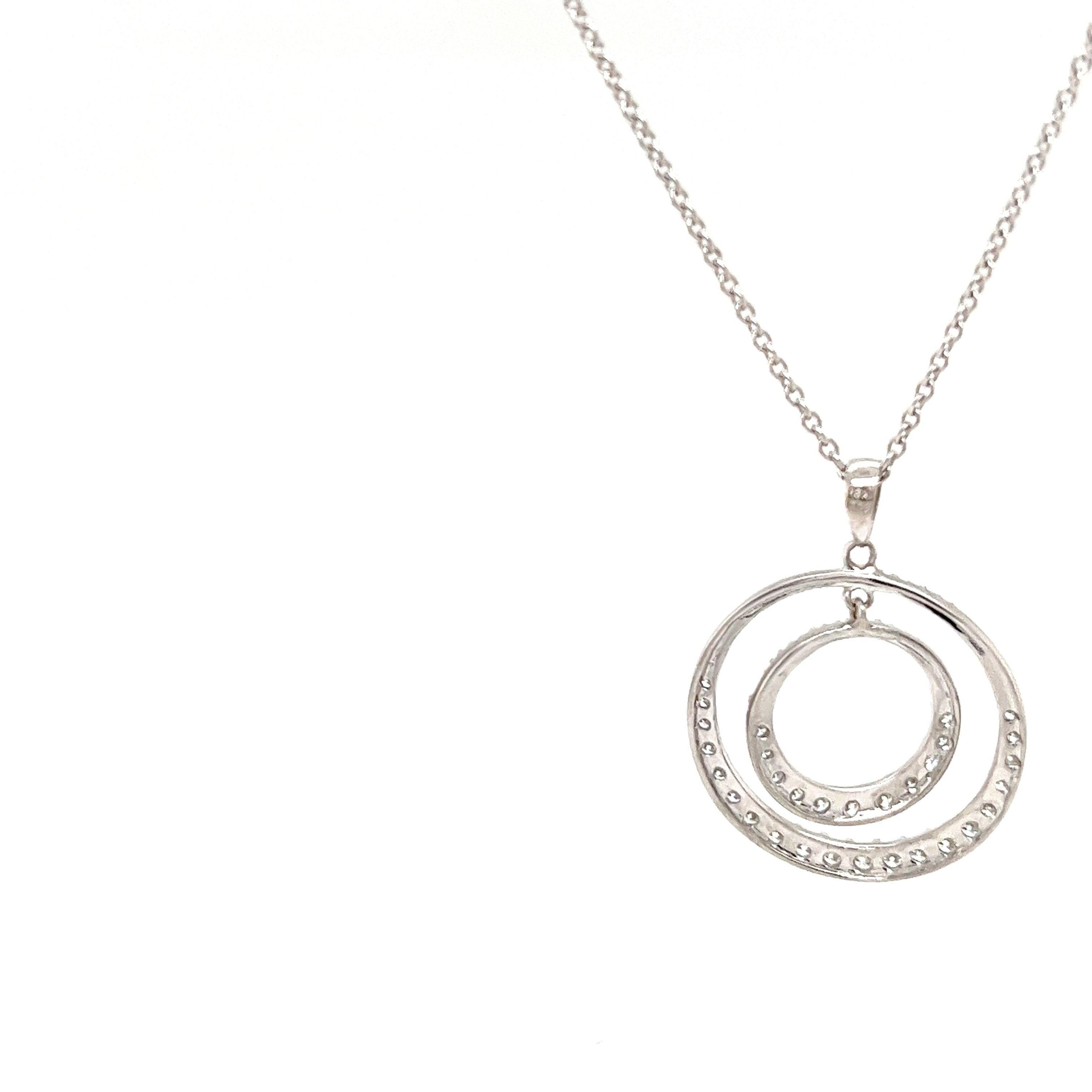 Ajoutez une touche d'élégance intemporelle à votre collection de bijoux avec ce superbe pendentif Circle Diamond en or blanc 18ct. Whiting avec 0,50ct de diamants étincelants, suspendus à une chaîne en or blanc 18ct.
Cette pièce exquise incarne la