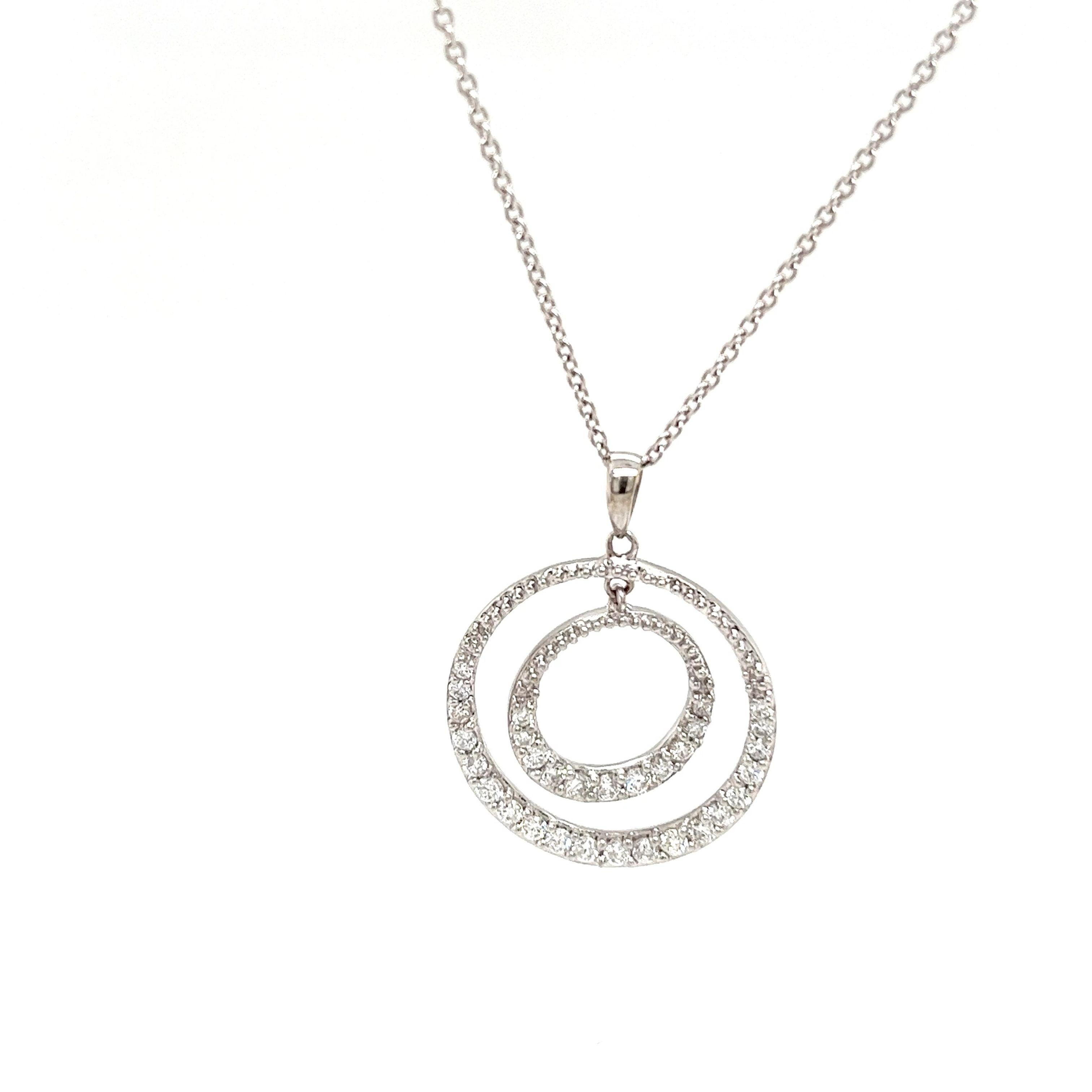 Pendentif circulaire en or blanc 18 carats serti de 0,50 carat de diamants Excellent état - En vente à London, GB