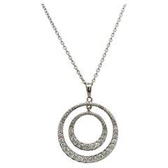 Colgante circular de diamantes de oro blanco de 18 ct engastado con diamantes de 0,50 ct