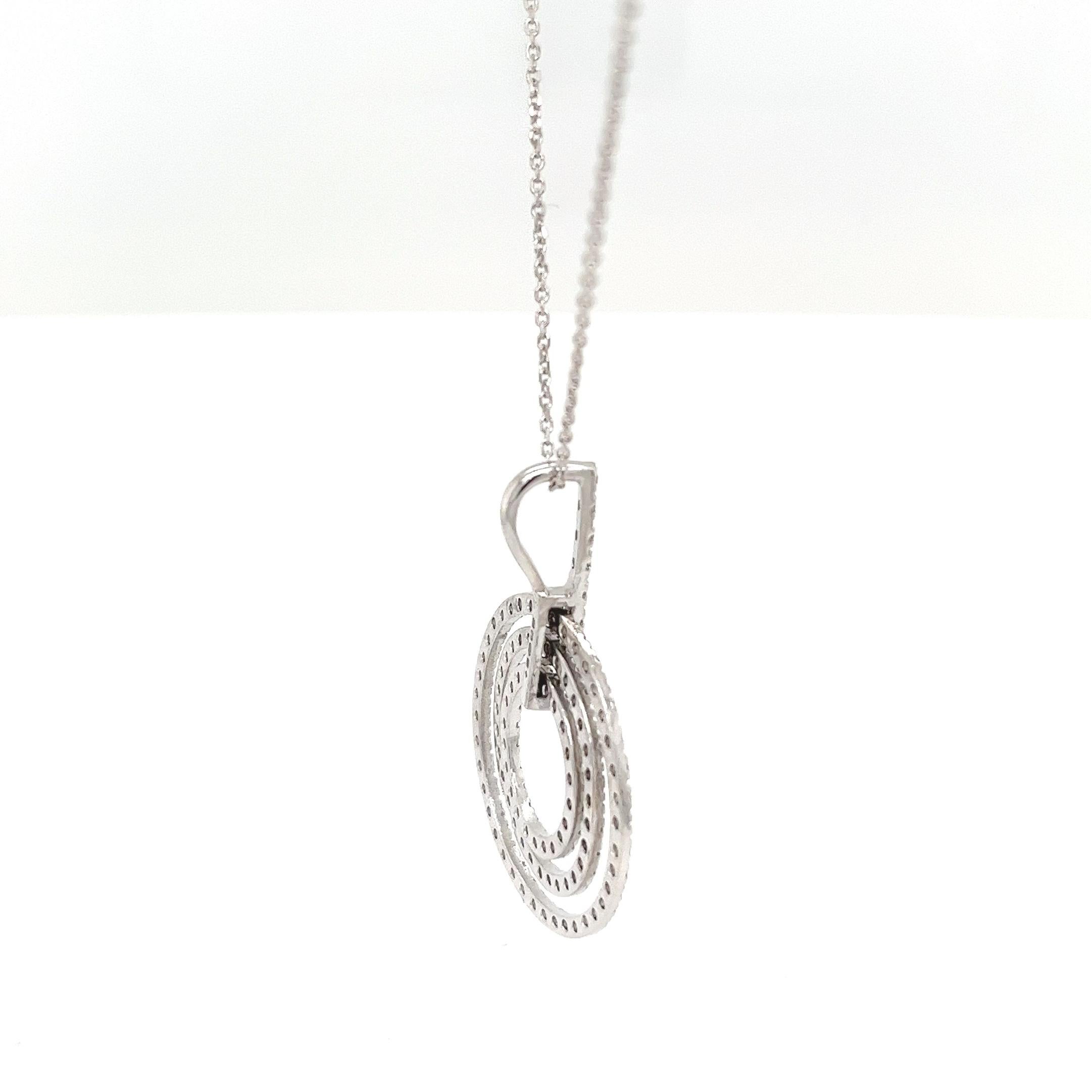 Elaborado en lujoso oro blanco de 18 ct, este impresionante colgante circular está engastado con 1,0 ct de diamantes brillantes redondos naturales, bellamente dispuestos para crear un diseño atemporal y elegante. Perfecto para cualquier ocasión,