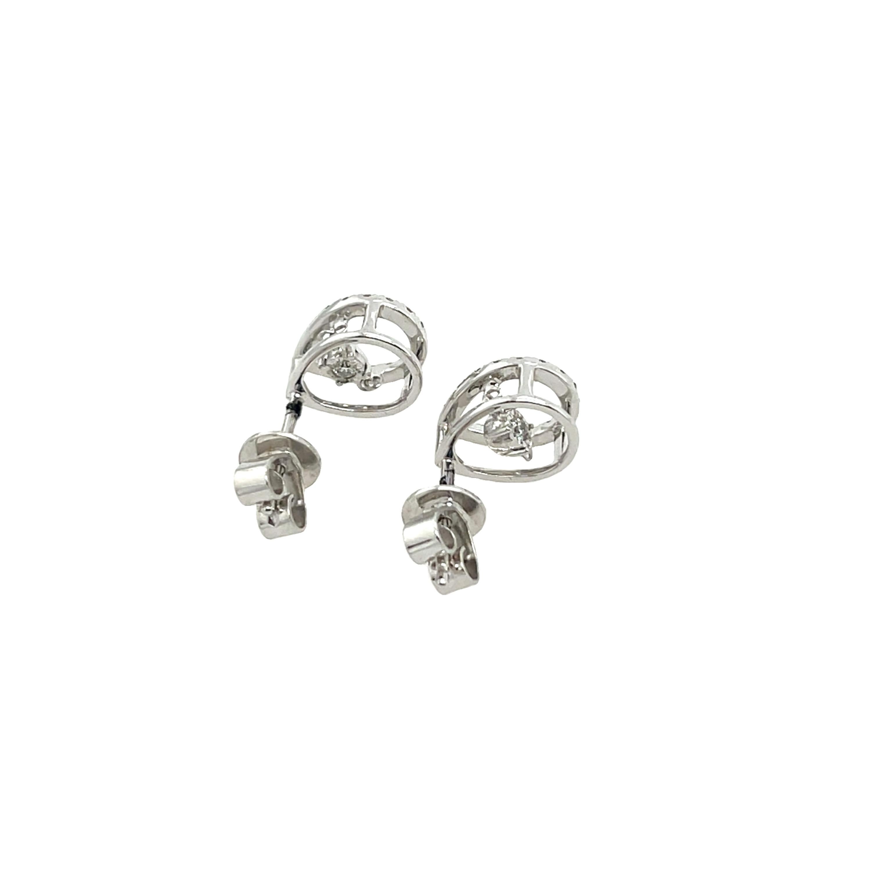 Eleganti e senza tempo, questi orecchini a grappolo con diamanti sono realizzati in oro bianco 18 ct, con 0,20 ct di diamanti naturali per uno scintillio radioso. 
Una scelta perfetta per aggiungere raffinatezza a qualsiasi occasione.
Peso totale