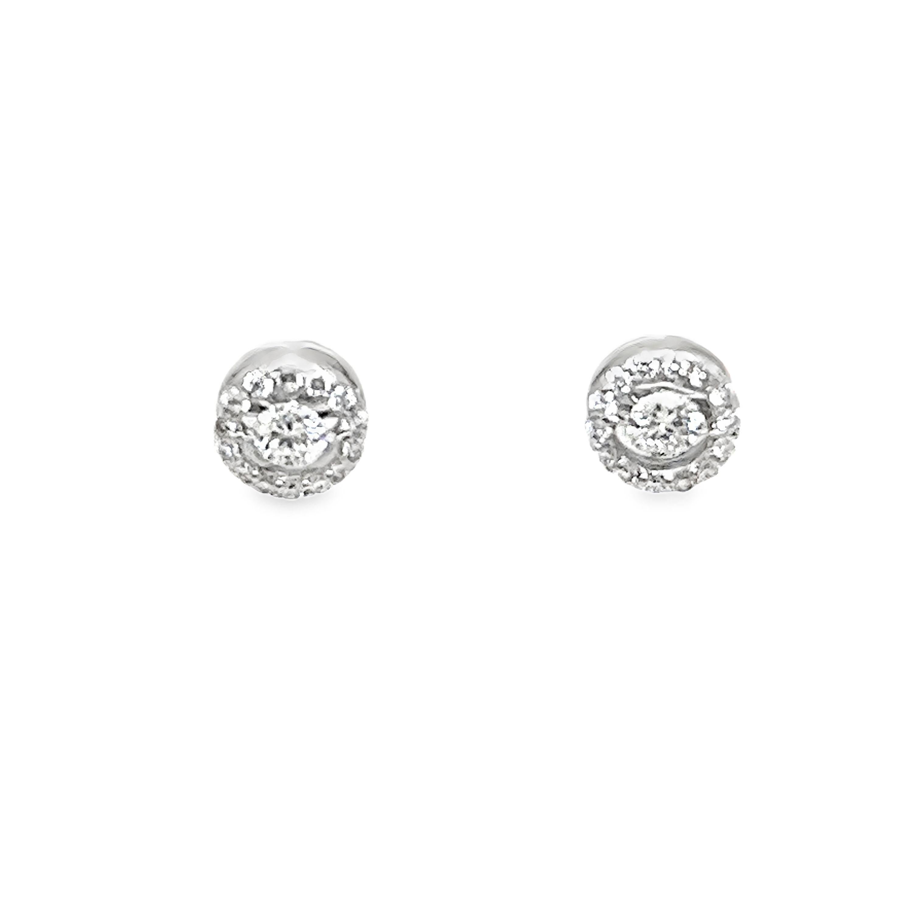Questi splendidi orecchini di diamanti sono il paio perfetto da aggiungere alla tua collezione.  Sono incastonati in oro bianco 18ct con un grappolo di diamanti rotondi taglio brillante, per un peso totale di 0,53ct.

Peso totale dei diamanti: