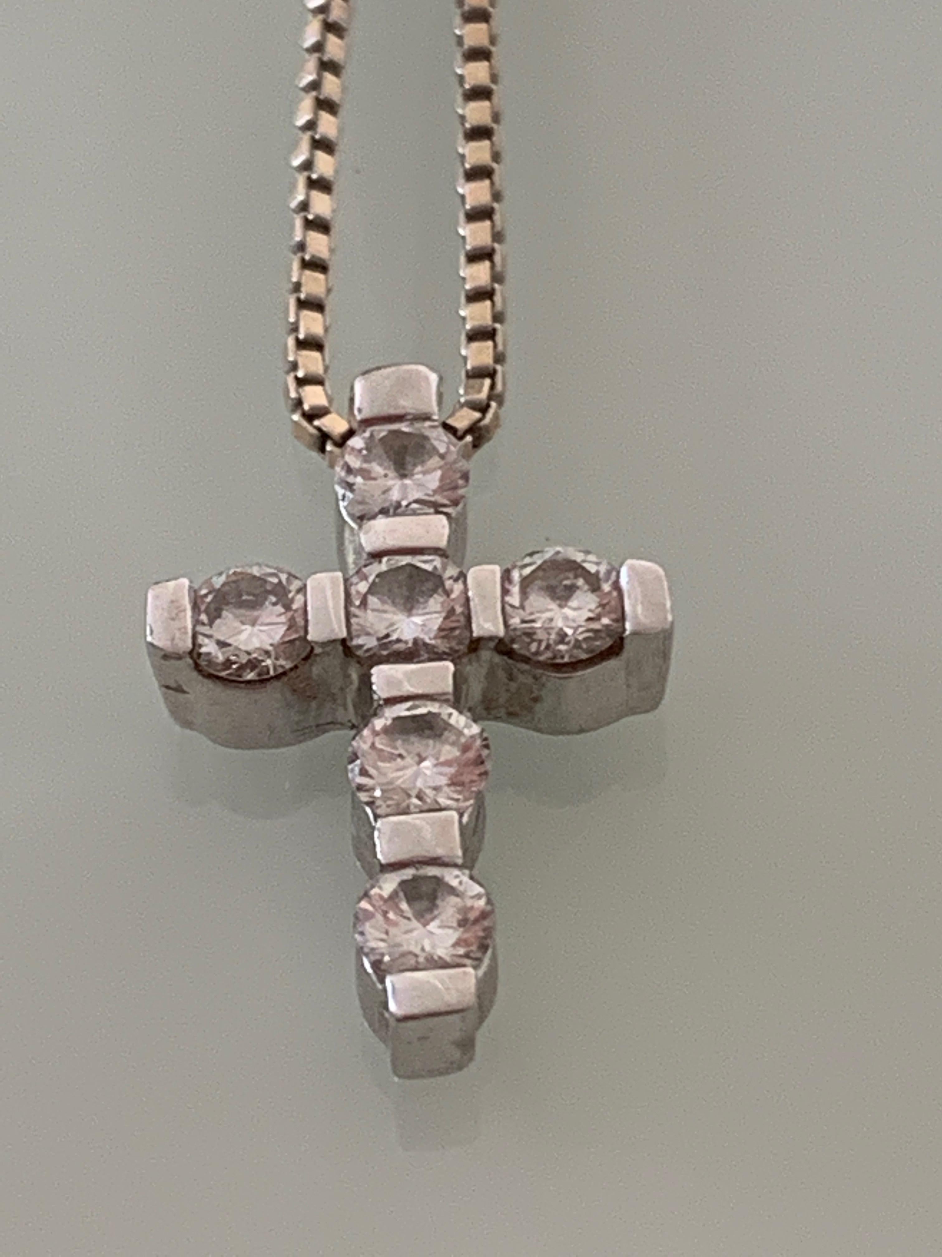 18ct White Gold necklace by Designer Goldsmiths Leo Pizzo
Length of chain 16.8 Inches
Thickness of chain 1mm
Cross has six beautiful natural diamonds
of high quality .
Each diamond measures 3mm across head
6 x 0.11 carat = 0.66 Carats
Total weight