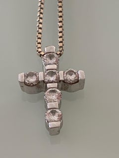 Collar Cruz de Diamantes de Oro Blanco de 18 Quilates de Leo Pizzo