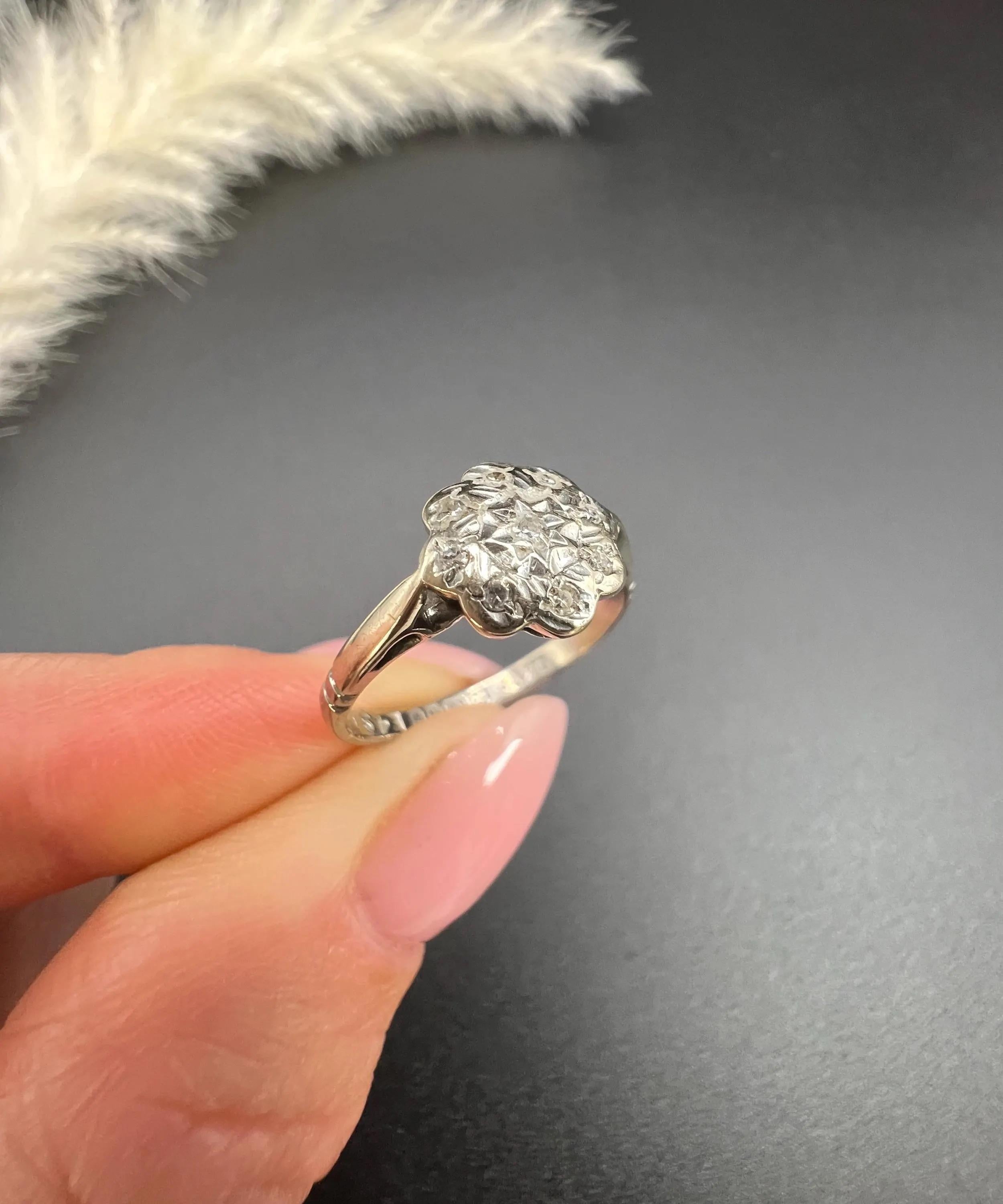 Anello a grappolo in oro bianco 18 ct e diamanti a margherita, con marchio Birmingham 1970 in vendita 5