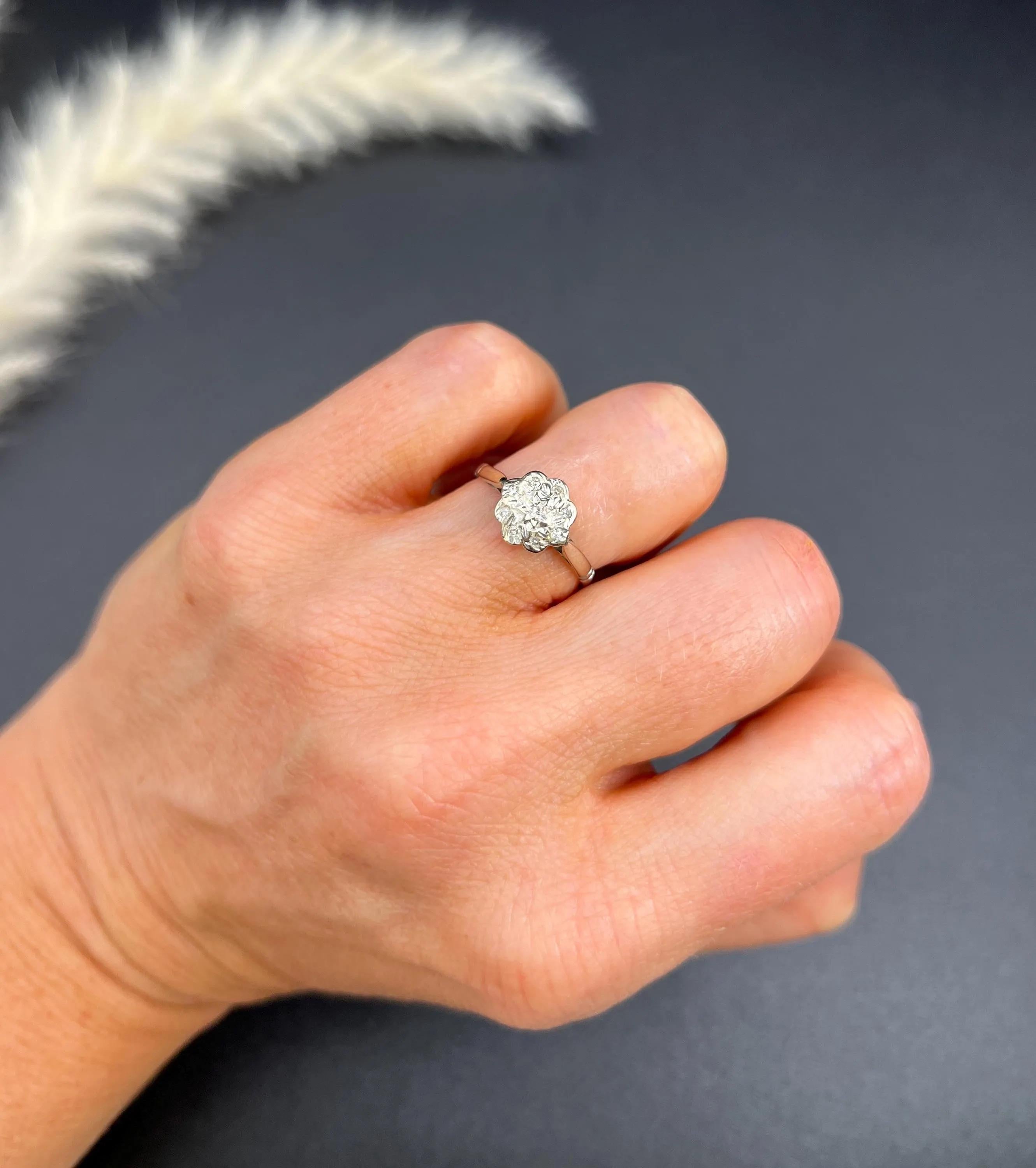 Anello con diamante vintage a margherita 

Oro bianco 18ct

Marchio Londra 1970

Makers Mark D & Co.

Ti presentiamo uno splendido anello a margherita con diamante vintage in oro bianco 18 carati.  L'anello presenta 9 diamanti naturali elegantemente