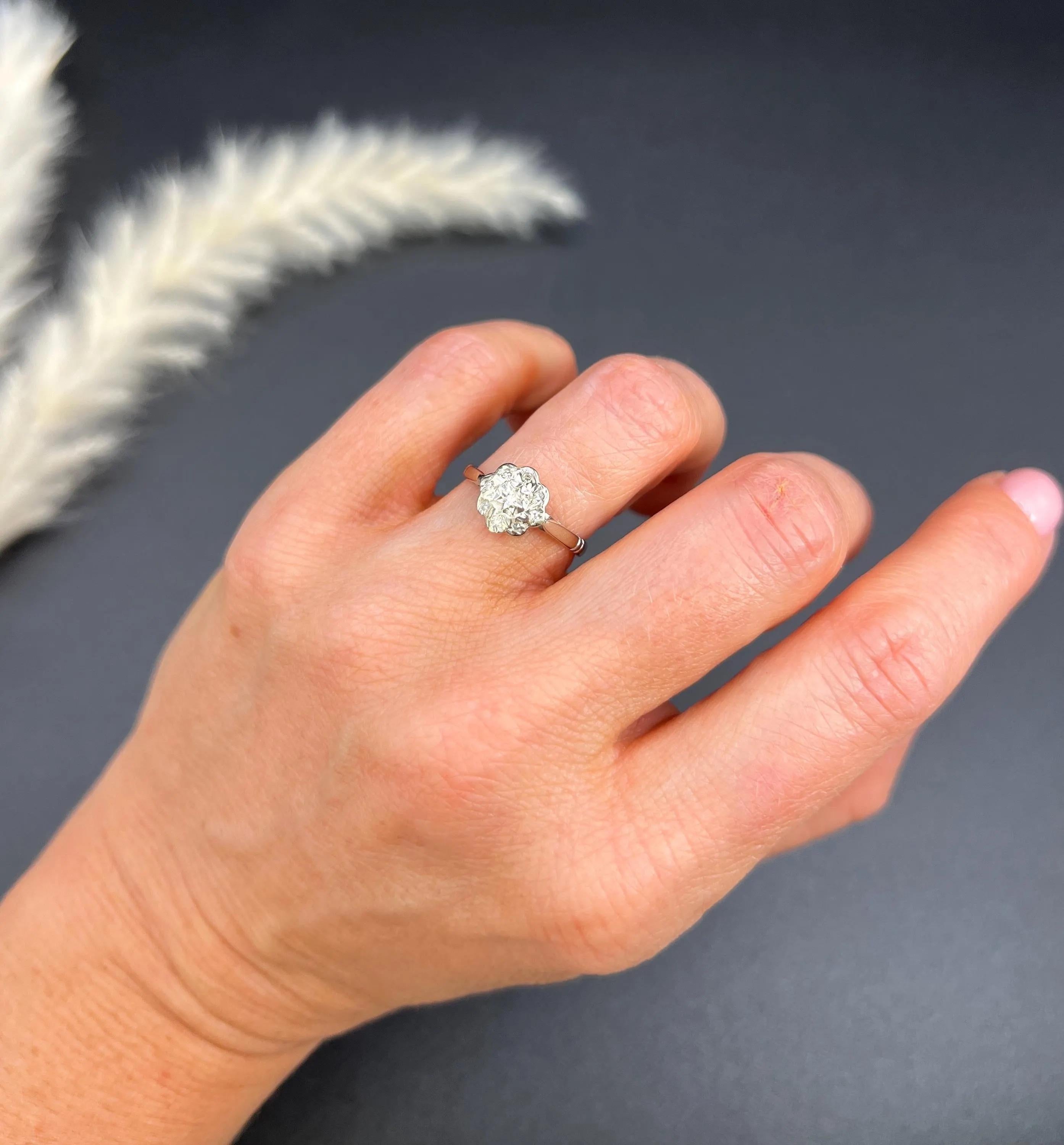 Taglio rotondo Anello a grappolo in oro bianco 18 ct e diamanti a margherita, con marchio Birmingham 1970 in vendita