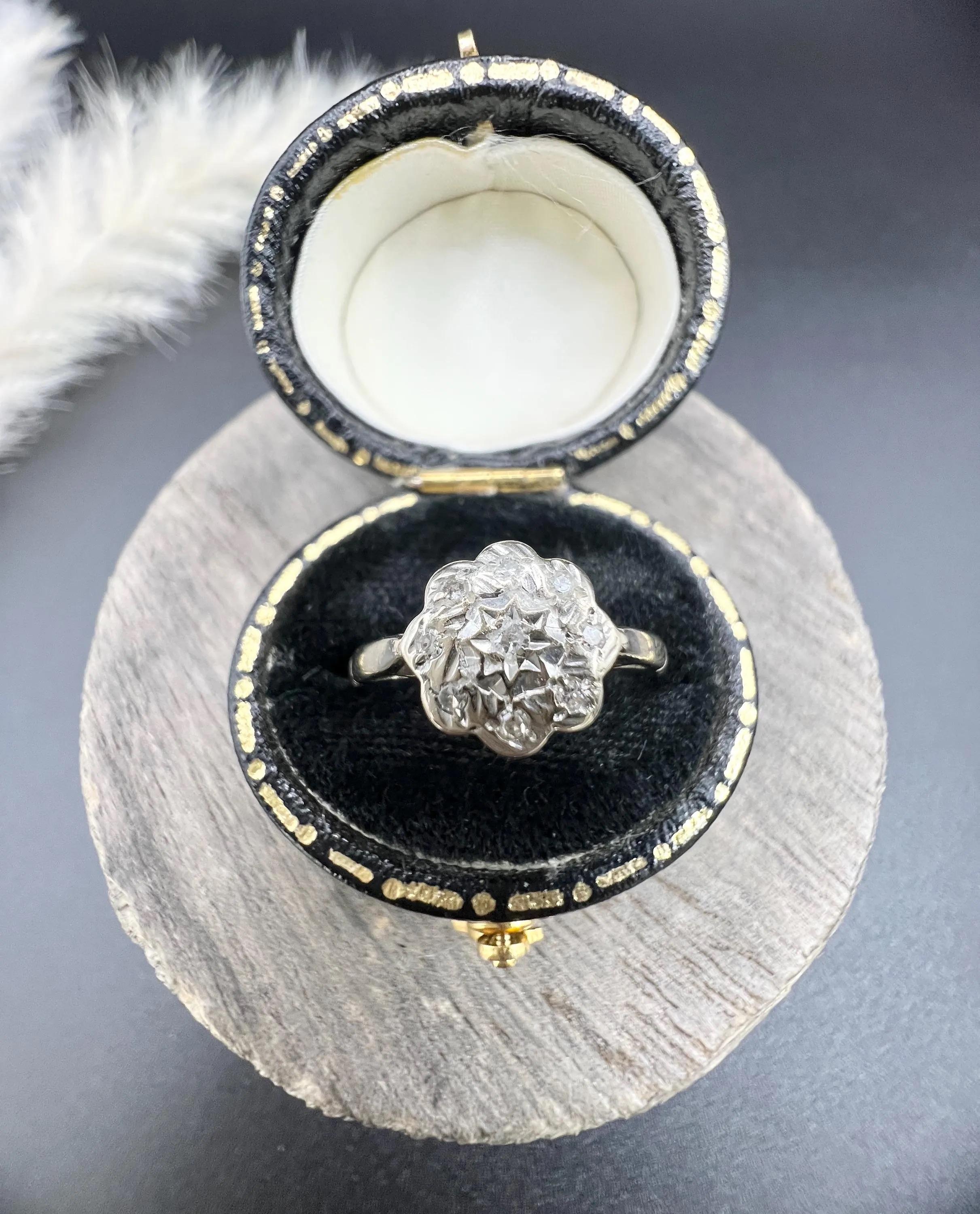 Anello a grappolo in oro bianco 18 ct e diamanti a margherita, con marchio Birmingham 1970 In condizioni buone in vendita a Brighton, GB