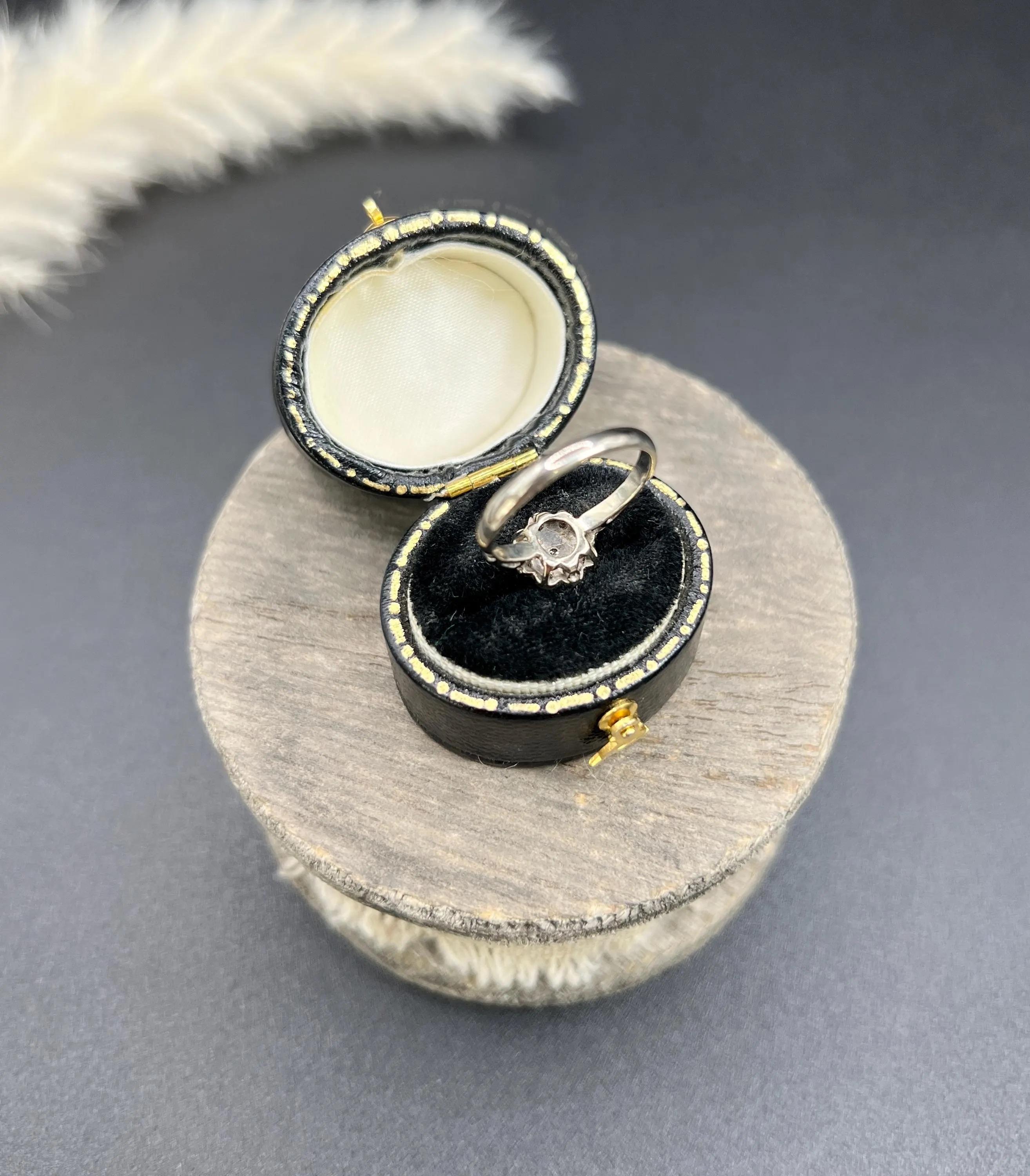 da uomo o donna Anello a grappolo in oro bianco 18 ct e diamanti a margherita, con marchio Birmingham 1970 in vendita