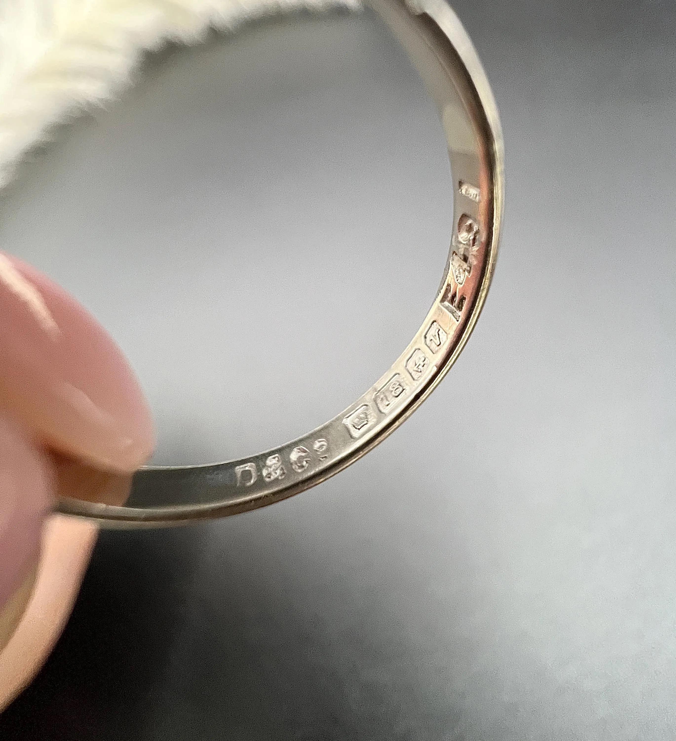 Anello a grappolo in oro bianco 18 ct e diamanti a margherita, con marchio Birmingham 1970 in vendita 1