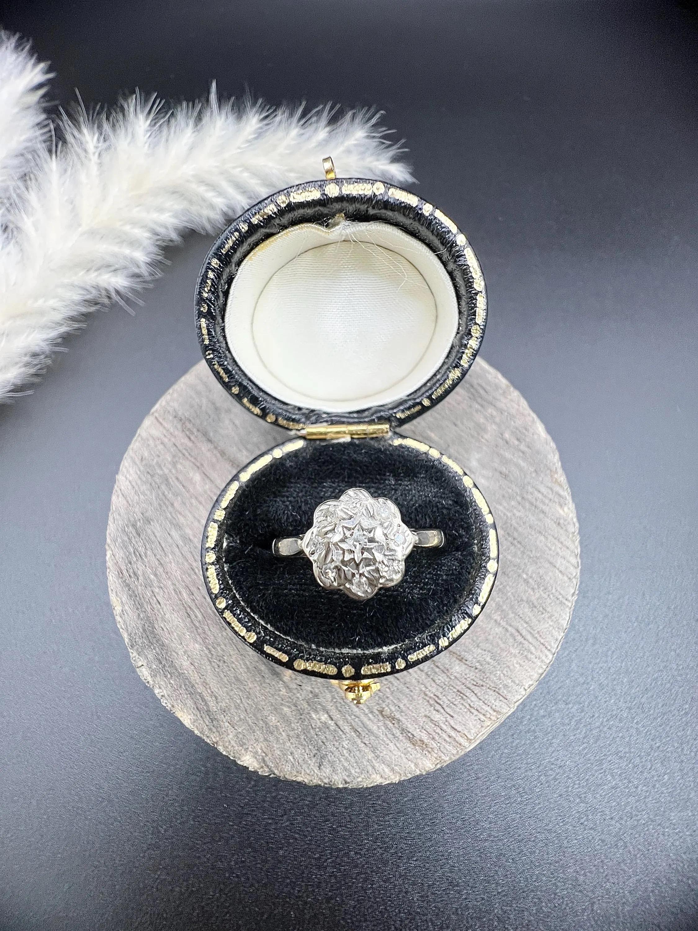 Anello a grappolo in oro bianco 18 ct e diamanti a margherita, con marchio Birmingham 1970 in vendita 2