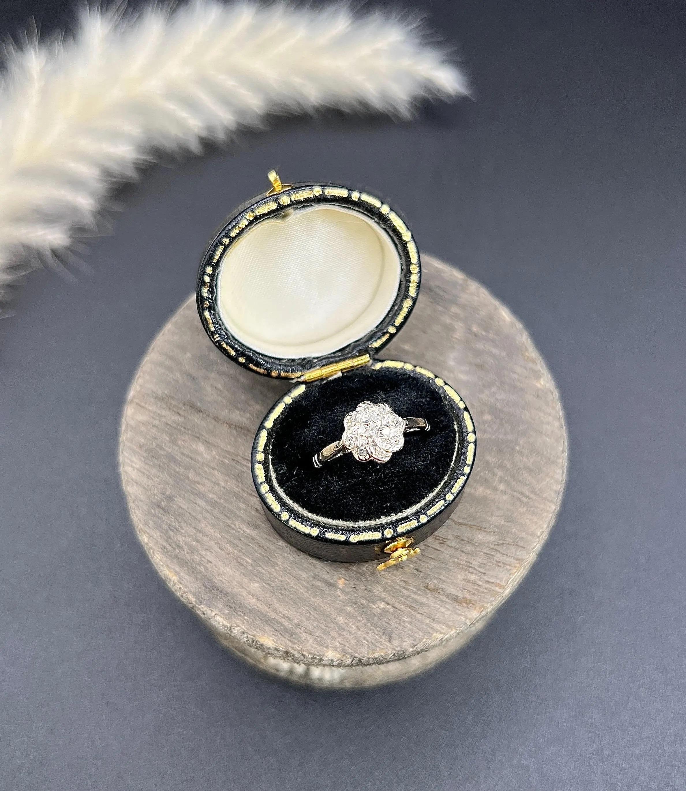 Anello a grappolo in oro bianco 18 ct e diamanti a margherita, con marchio Birmingham 1970 in vendita 3