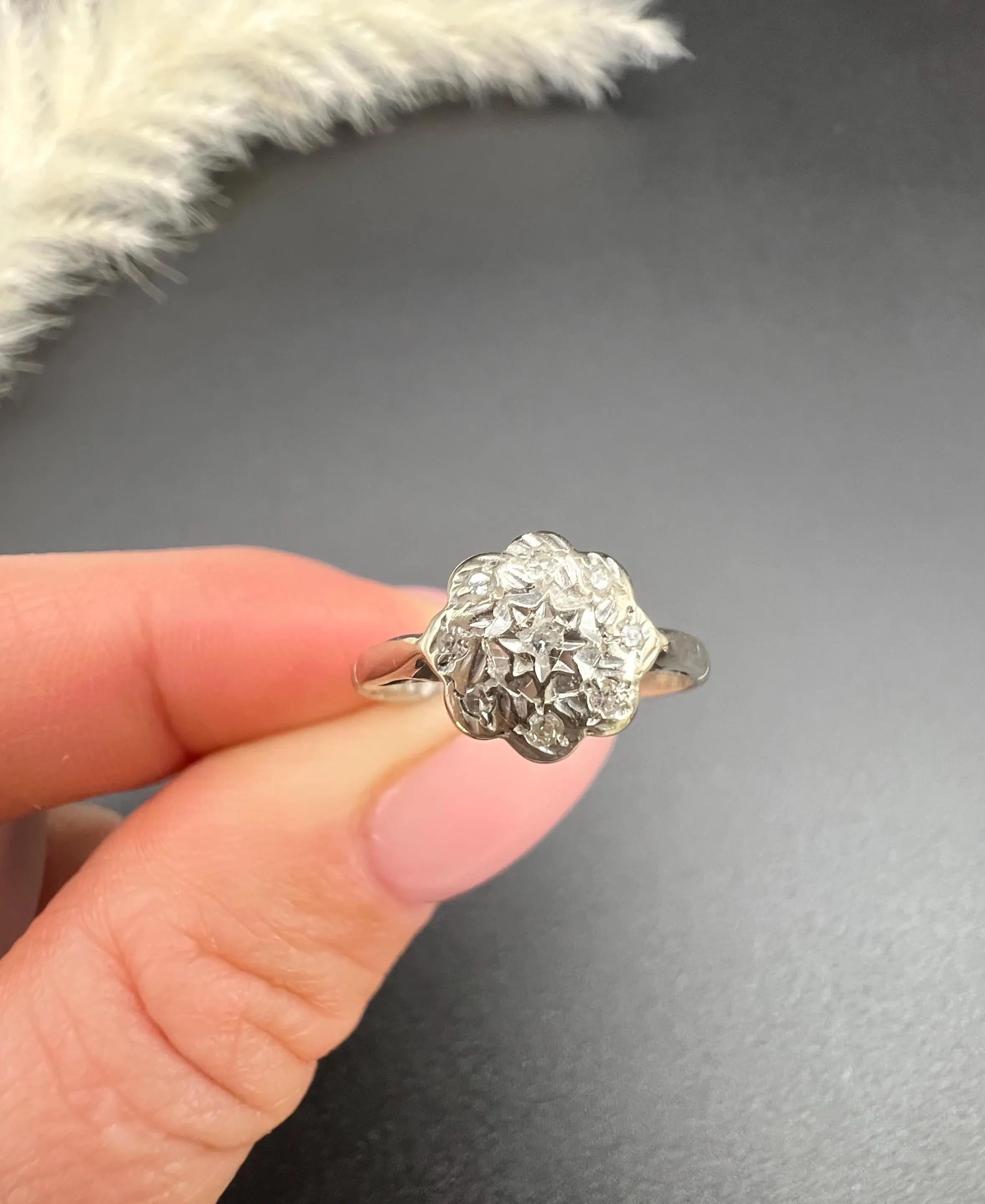 Anello a grappolo in oro bianco 18 ct e diamanti a margherita, con marchio Birmingham 1970 in vendita 4