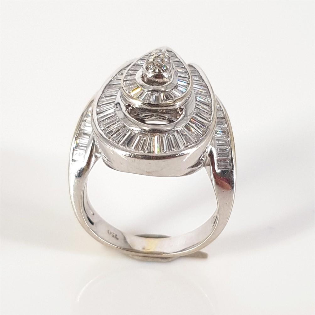 18ct White Gold Diamond Dress Ring In Excellent Condition For Sale In Cape Town, ZA