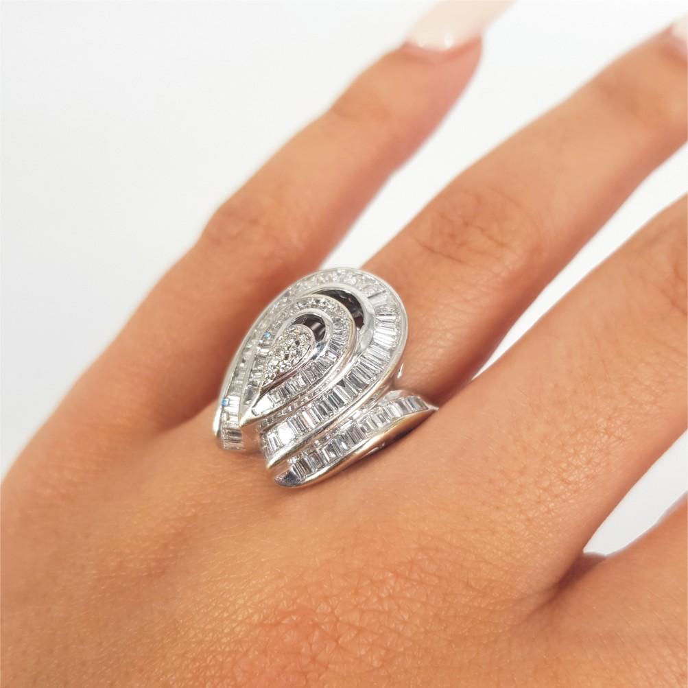 18ct White Gold Diamond Dress Ring For Sale 2