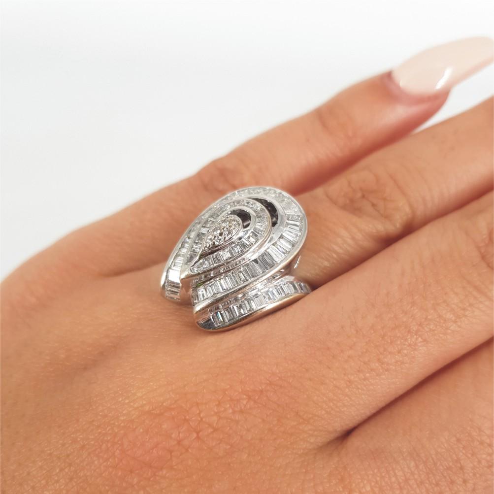 18ct White Gold Diamond Dress Ring For Sale 3