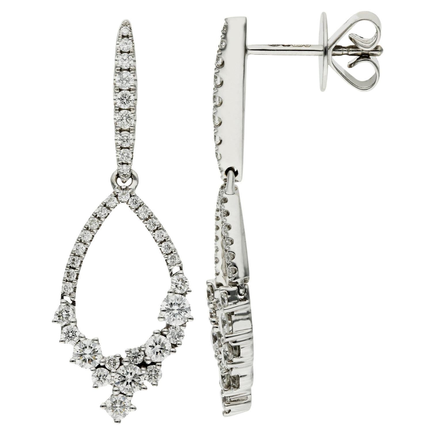 Boucles d'oreilles pendantes en or blanc 18 ct avec 1,00 ct de diamant  en vente