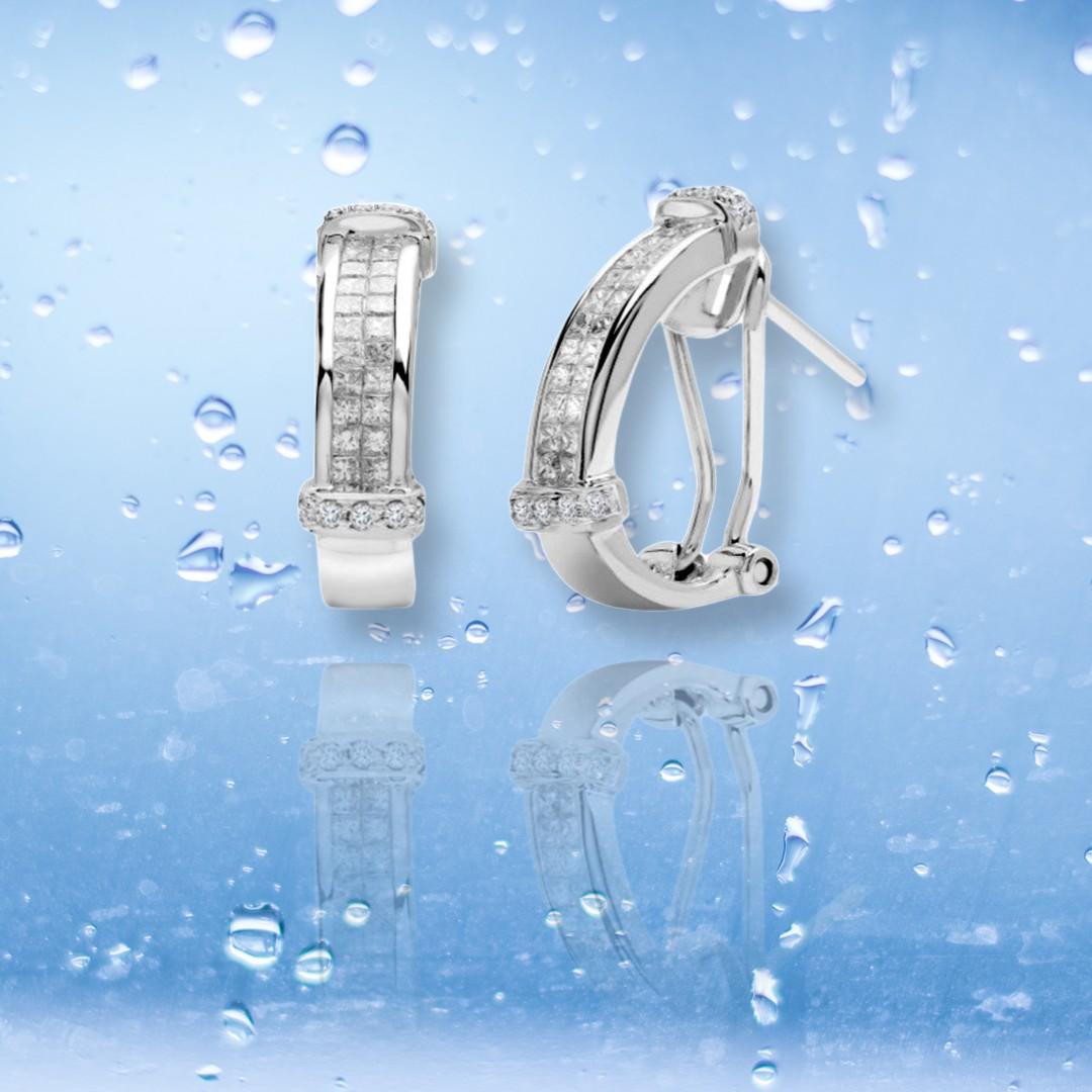 18ct White gold 0.90ct diamond huggie style earrings with a post and Leverback fixing.
0.10ct Round cut totalling 1ct 
Avg Weight: 6g
Length:20
Width:5
Height:20
Setting Type	Channel Setting
Stone Clarity 1	VS
Stone Colour 1	G
Stone Cut 1	Brilliant