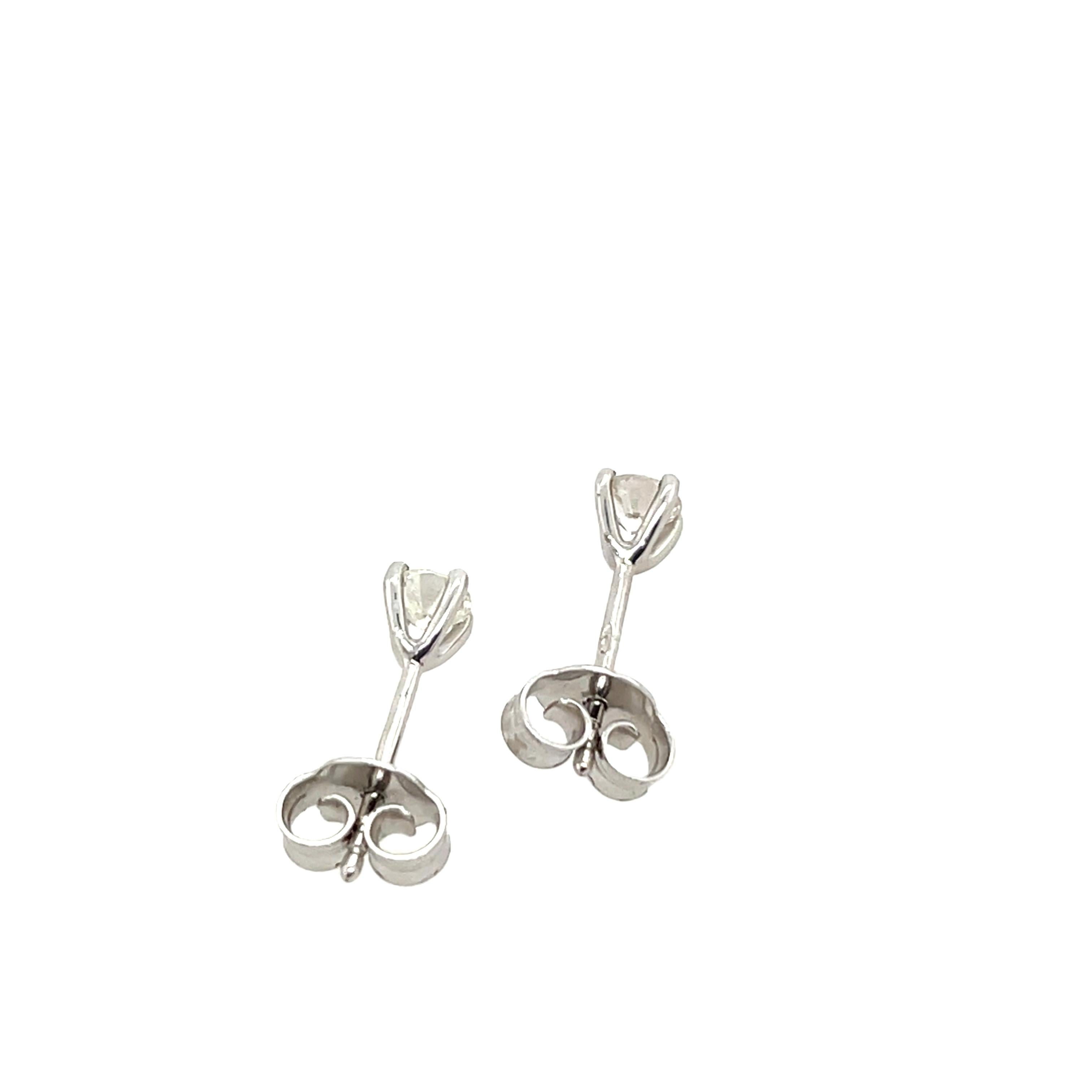 Cette paire de boucles d'oreilles en diamant présente un total de 0,35ct de diamants ronds de taille brillante sertis dans de l'or blanc 18ct. Il est parfait pour tous les jours et peut être porté avec n'importe quelle tenue.

Poids total des