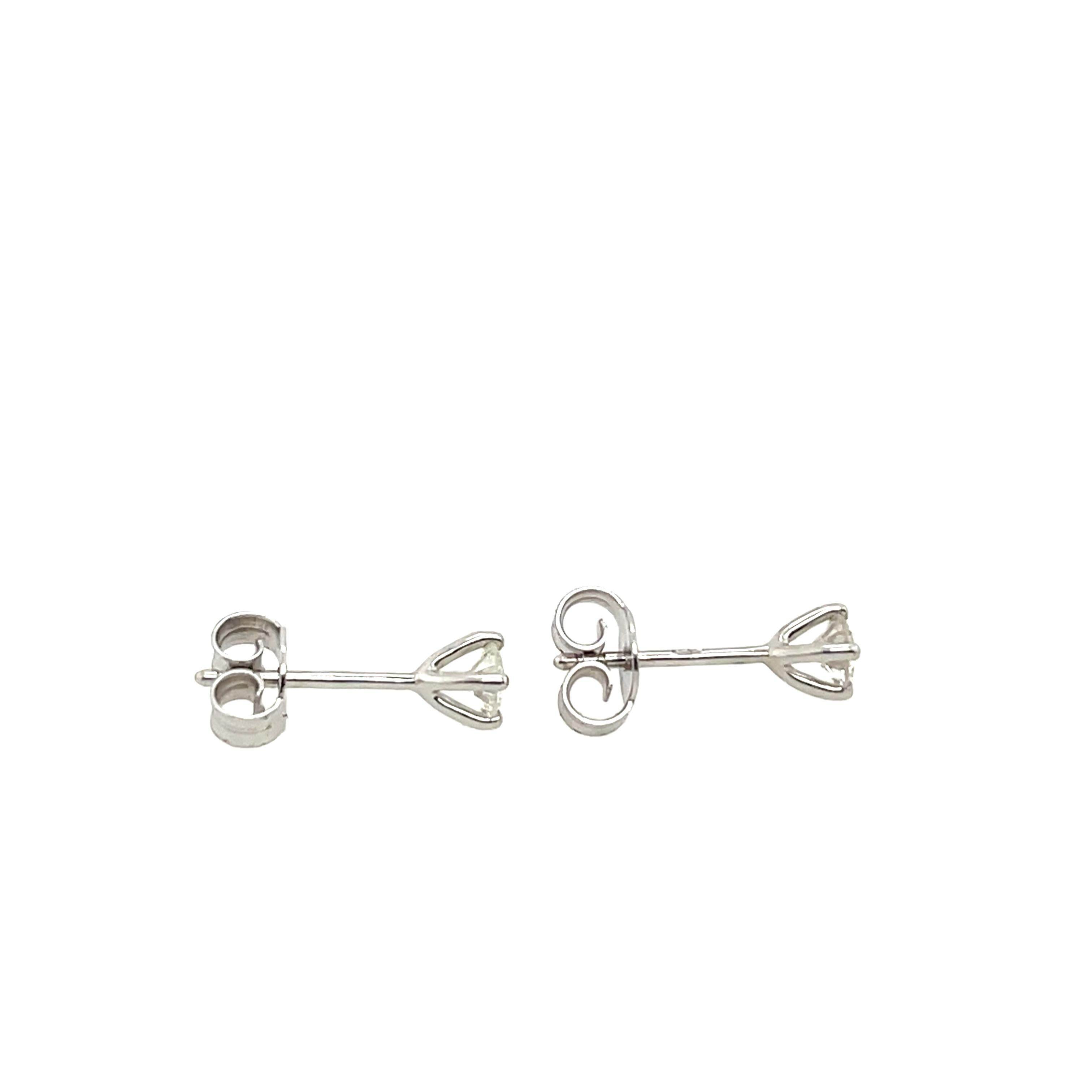 Taille ronde Boucles d'oreilles en or blanc 18 carats, poids total des diamants 0,35 carat en vente