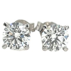 Orecchini con diamanti in oro bianco 18ct, peso totale dei diamanti 2,03ct