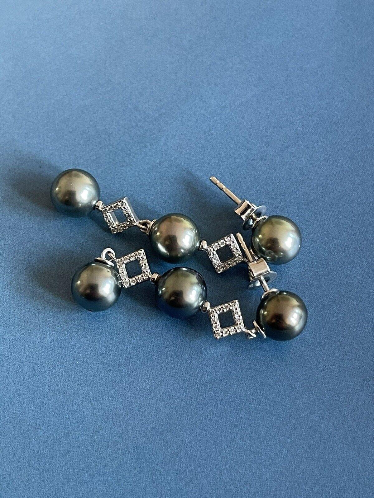 18ct White Gold Diamond Earrings With Peacock Pearl Drops 0.40ct Cocktail Studs In New Condition For Sale In Ilford, GB