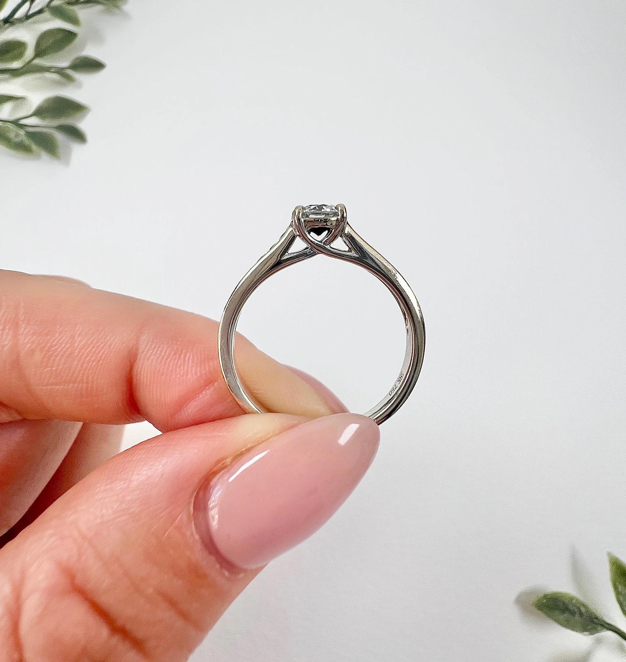 18ct White Gold Diamond Engagement Ring With Diamond Shoulders 0.67ct Total In Good Condition For Sale In Brighton, GB