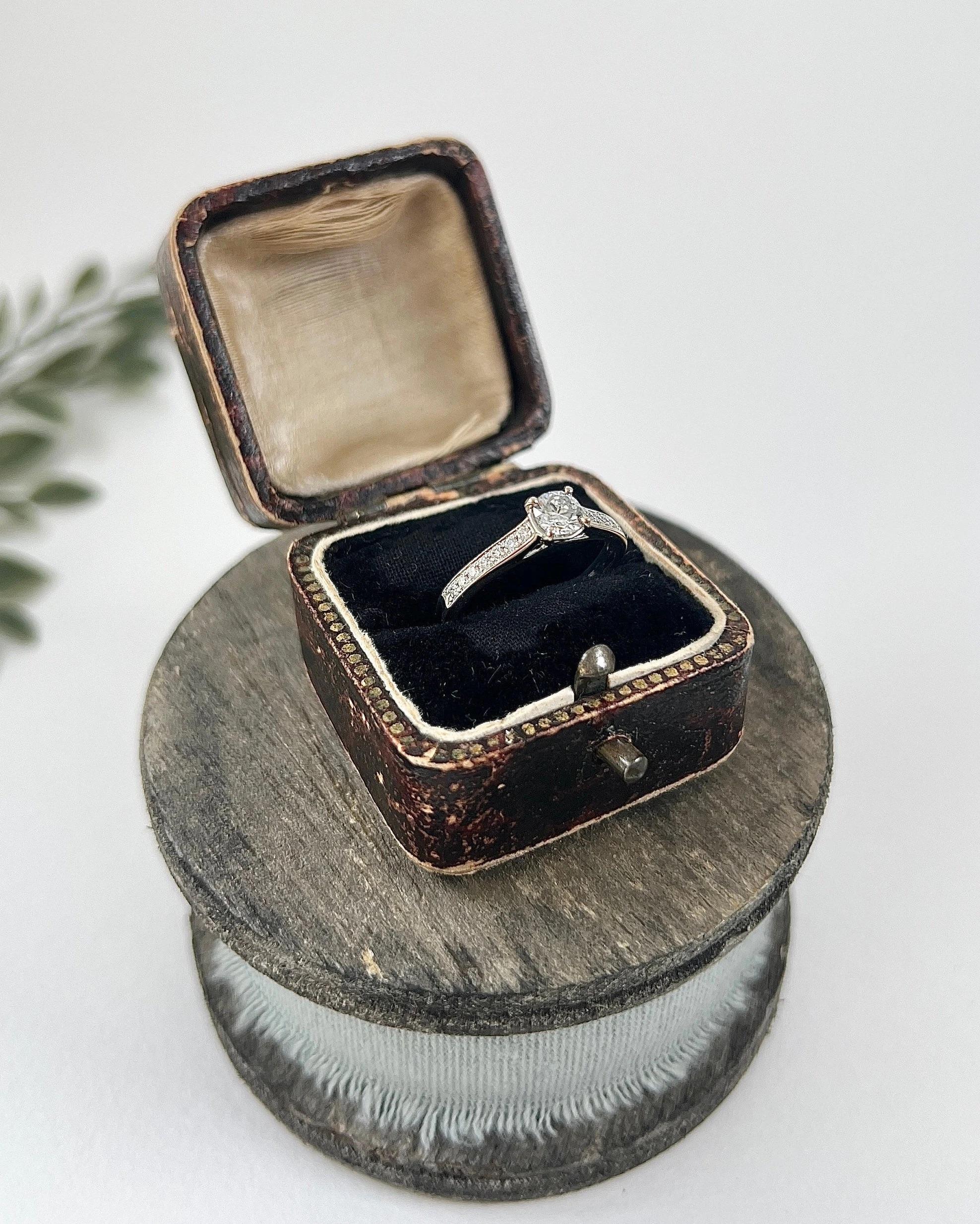 18ct White Gold Diamond Engagement Ring With Diamond Shoulders 0.67ct Total For Sale 2