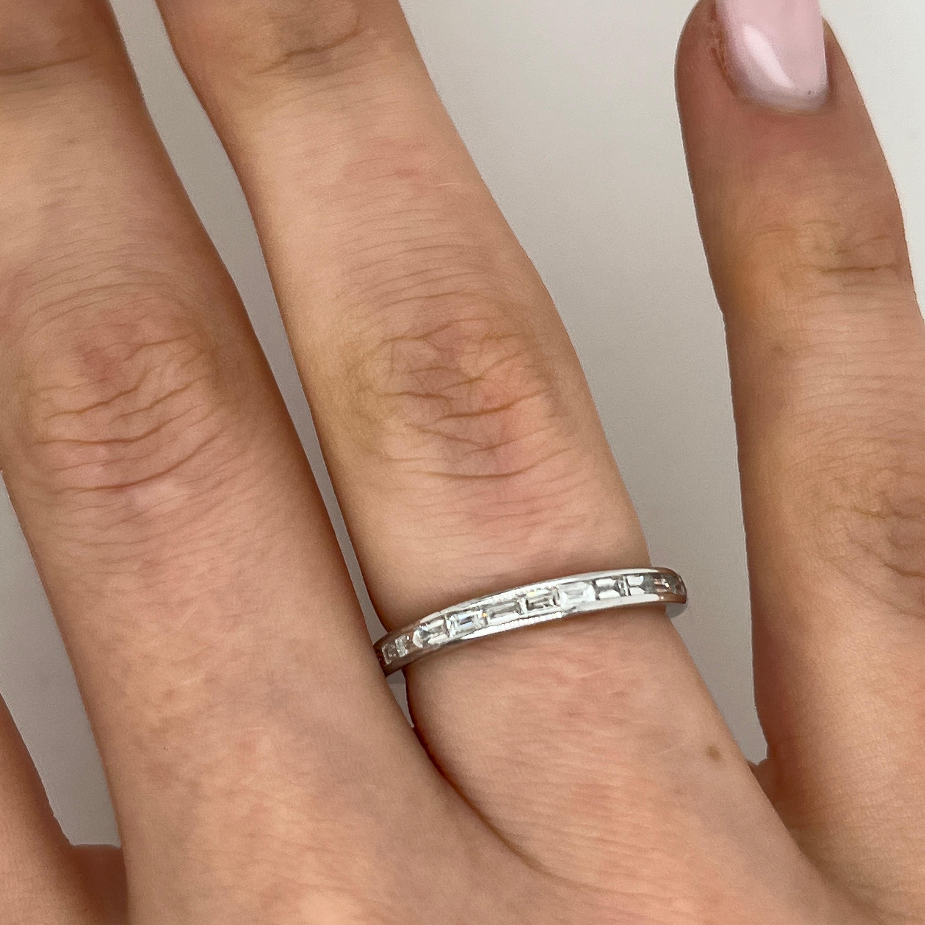 D'un design intemporel et élégant, cette bague d'éternité 
est réalisée en or blanc 18 ct et sertie de 0,30 ct de diamants taille baguette. 
Ses lignes épurées et son profil élancé en font un produit idéal. 
à empiler ou à porter seul pour une