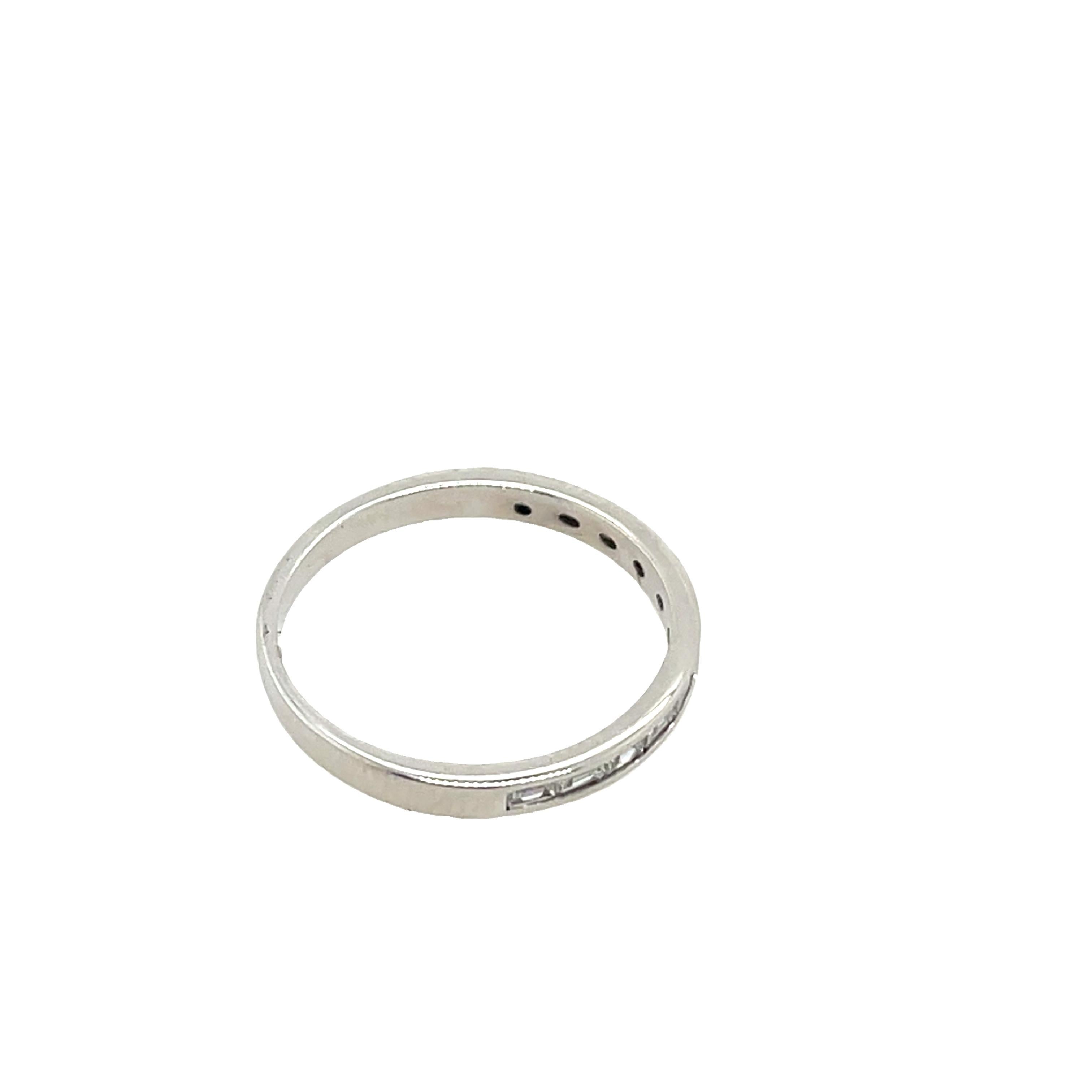 Un design elegante e senza tempo, questo anello per l'eternità 
è realizzato in oro bianco 18 carati con 0,30 carati di diamanti taglio baguette. 
Le linee pulite e il profilo elegante la rendono perfetta 
da impilare o da indossare da solo come una