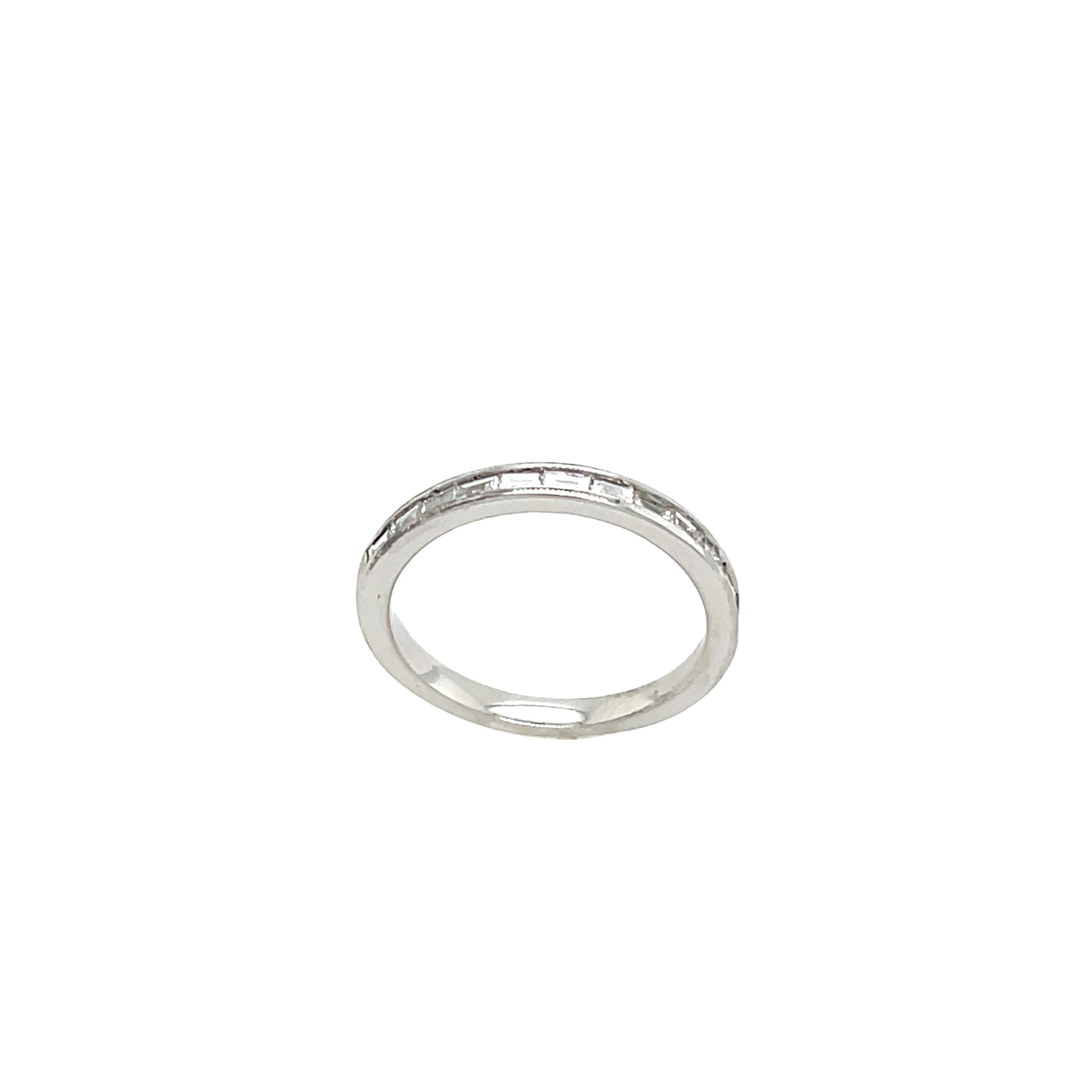 Taille baguette Bague d'éternité en or blanc 18 carats, sertie de diamants baguettes 0,30 carat en vente