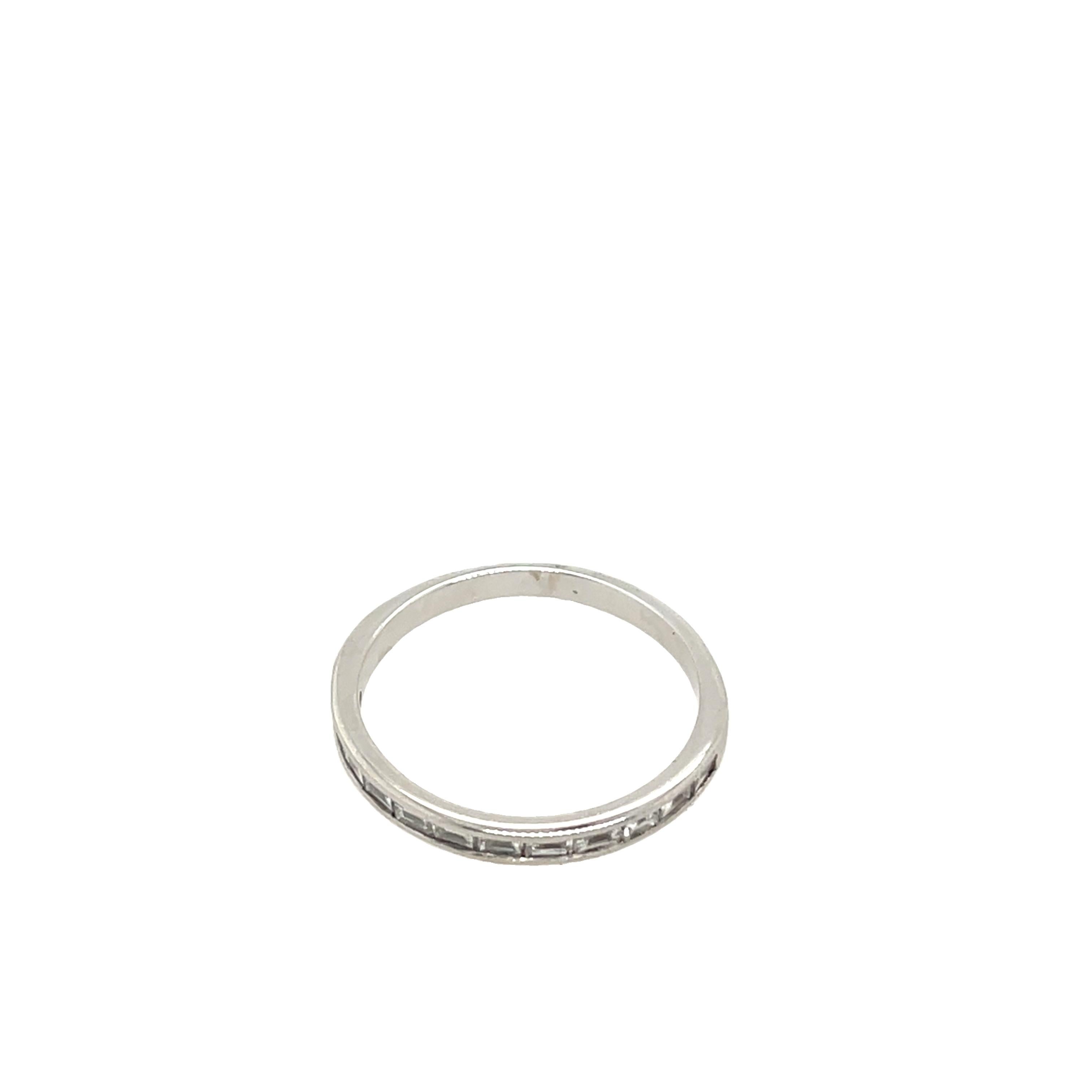 Taglio baguette Anello di eternità con diamanti in oro bianco 18ct, con diamanti baguette da 0,30ct in vendita